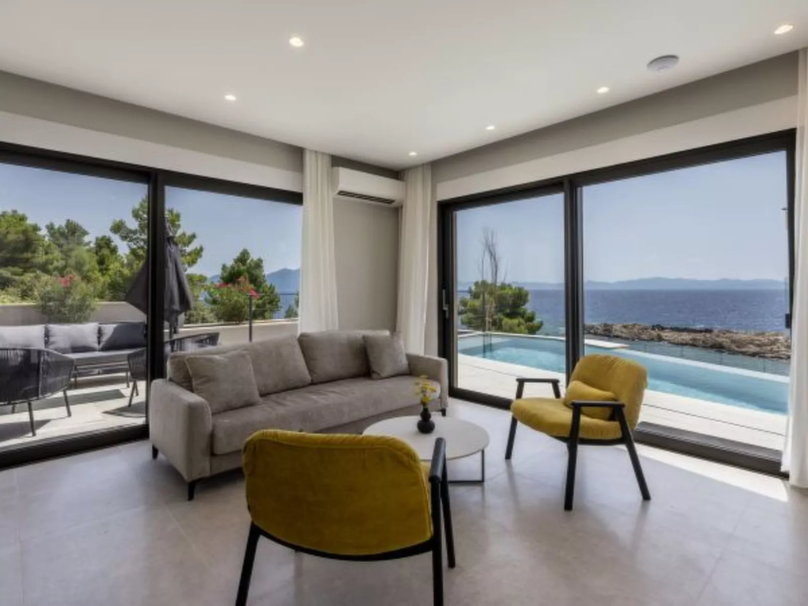 Beachfront villa Luce with seaview and pool - Dedans