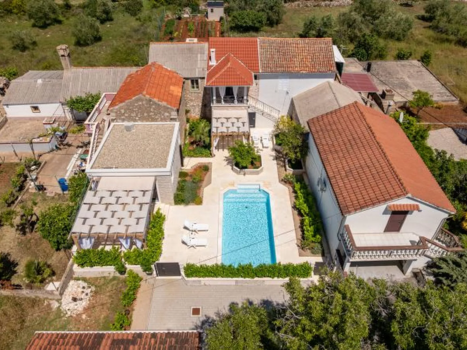 Studio Apartment Varos with shared pool - Image-tags.info