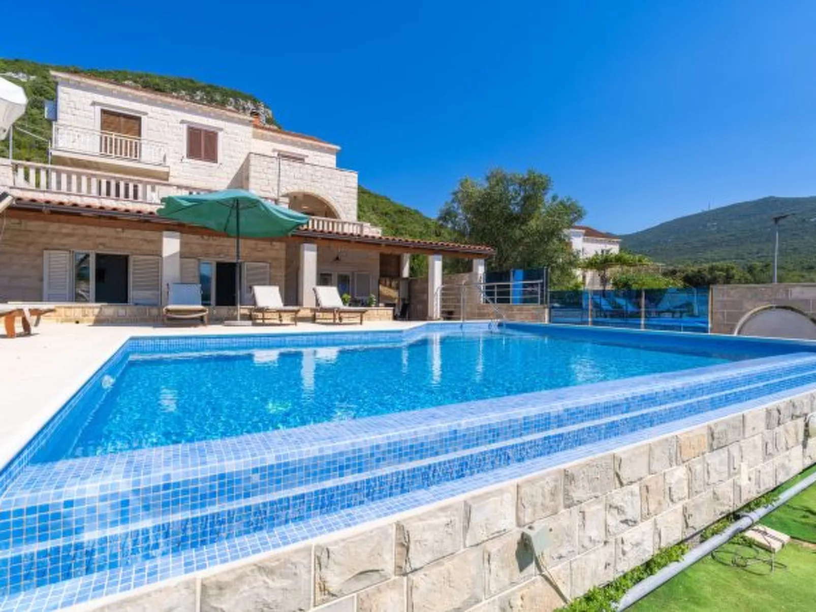 Beachfront Apartment house Hon with pool - Dehors