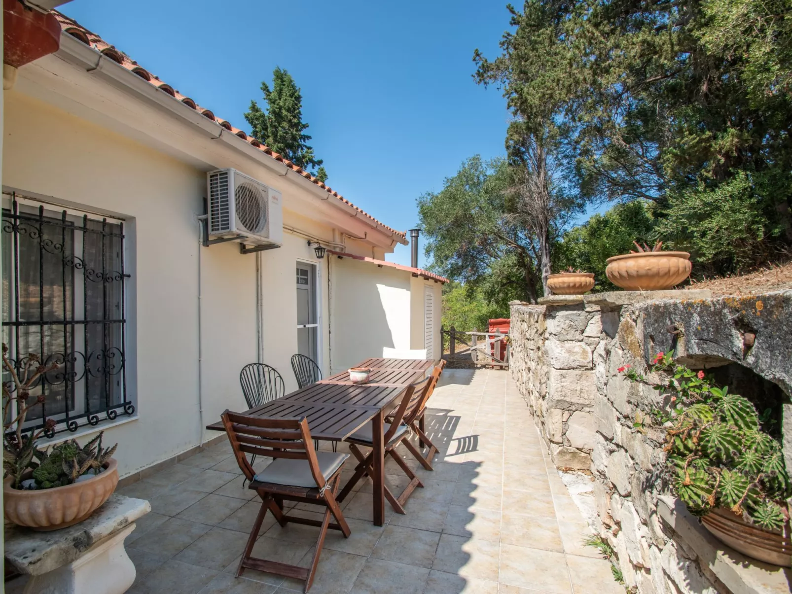 Anwesen mit Garten, Grill und Terrasse - Draußen