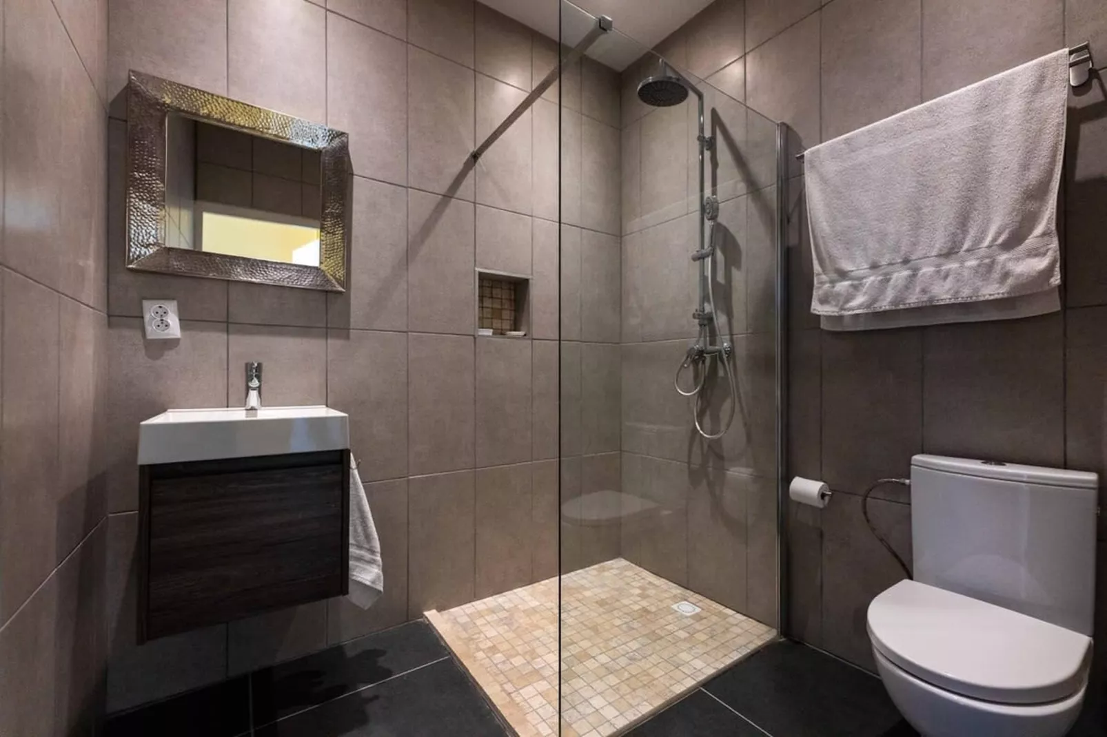 Plaza JoJo C - Bathroom