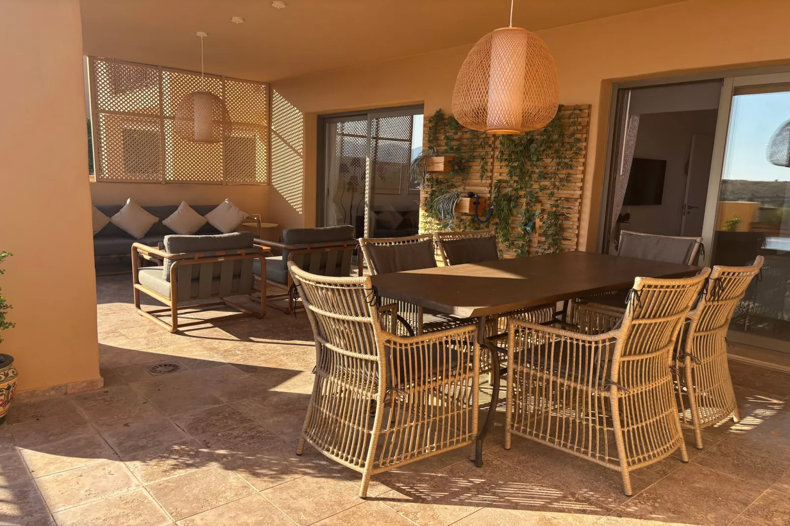 3-Bedroom Apartment with Sea & Mountain Views - Terrasse/Balkon