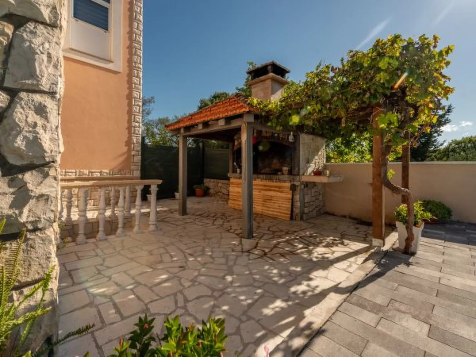 Holiday House Laetitia with pool - Image-tags.info