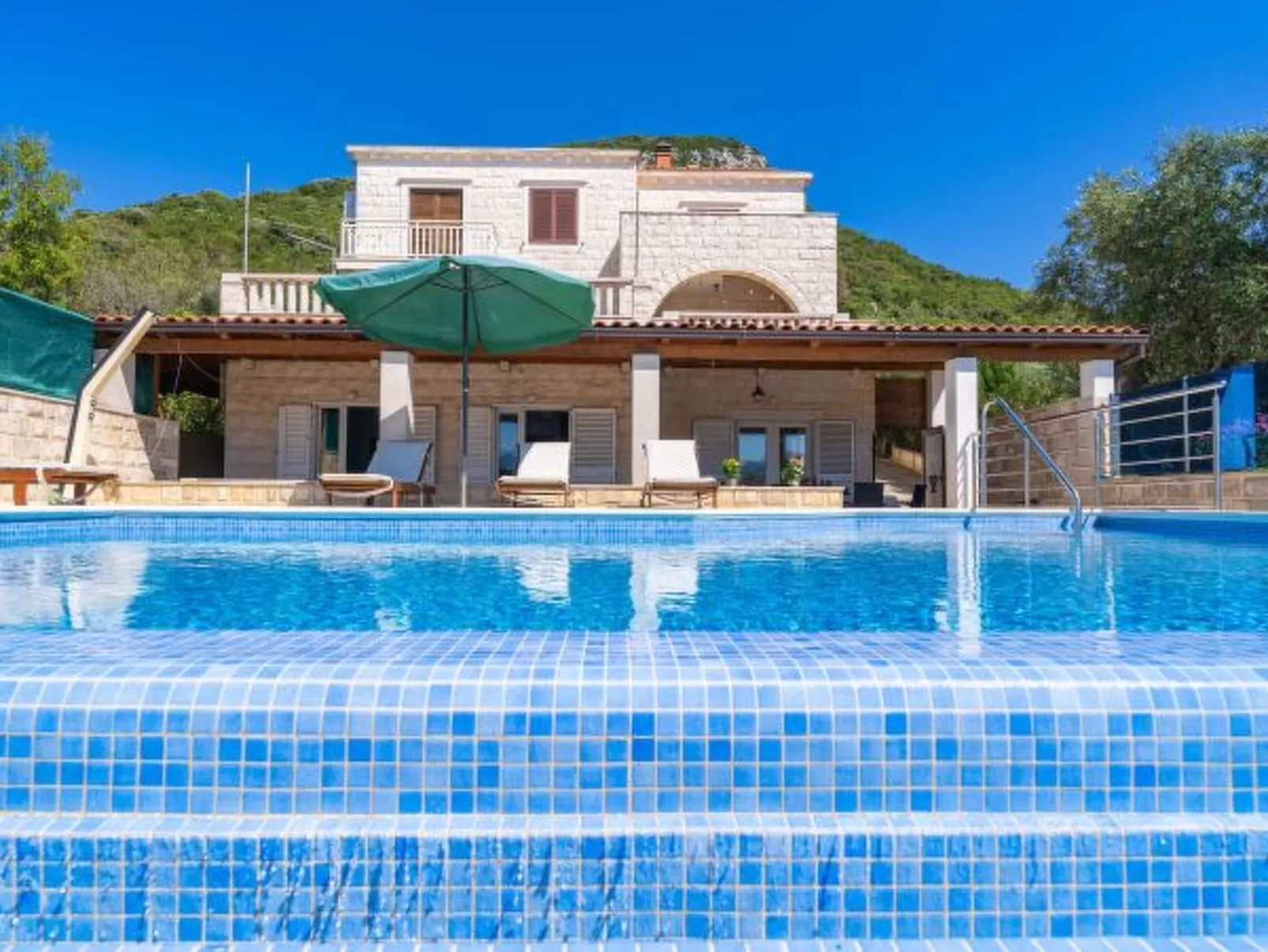 Beachfront Apartment house Hon with pool - Dehors