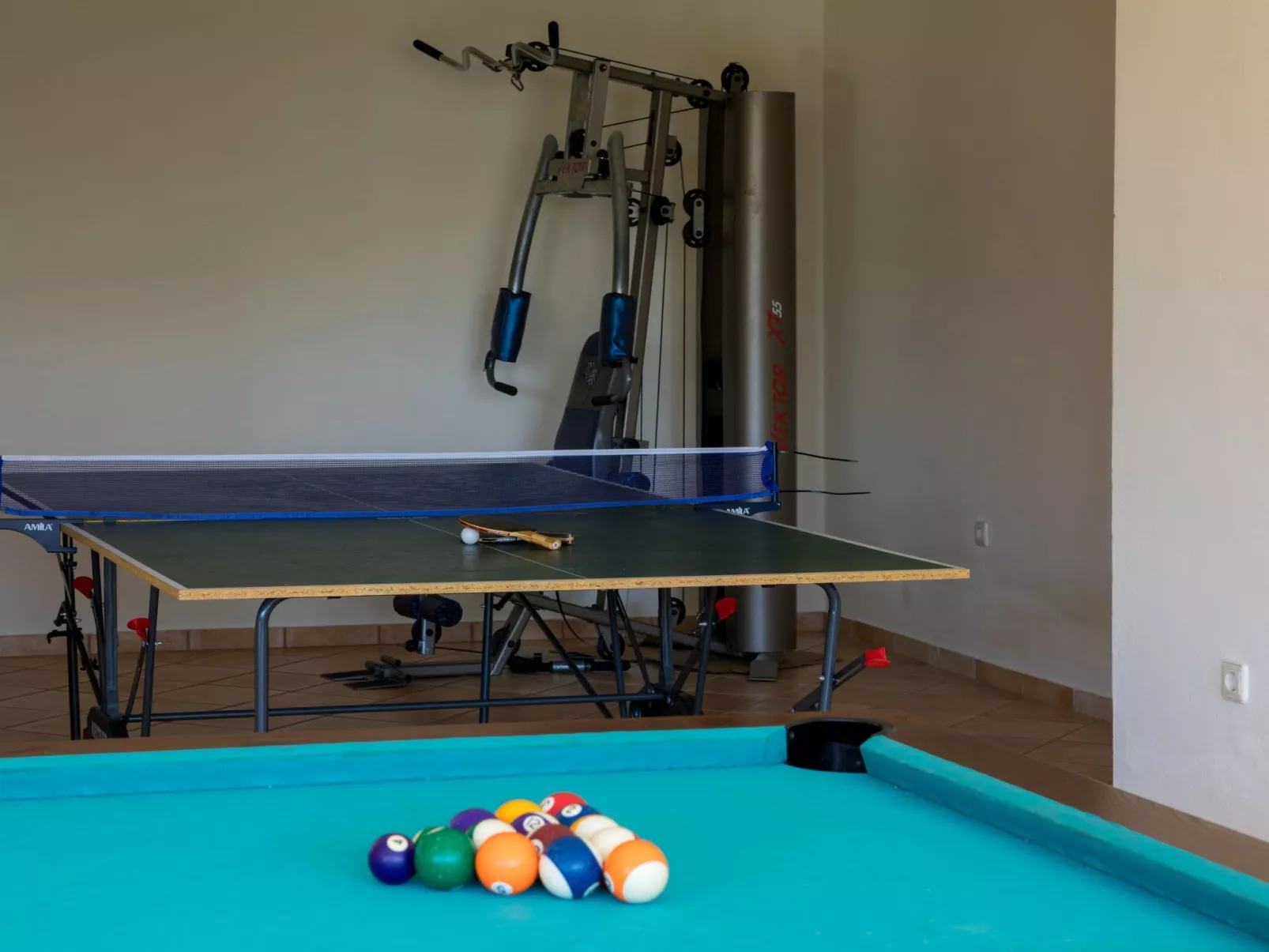 Familienvilla mit Pool, Billard und Grillplatz - Drinnen