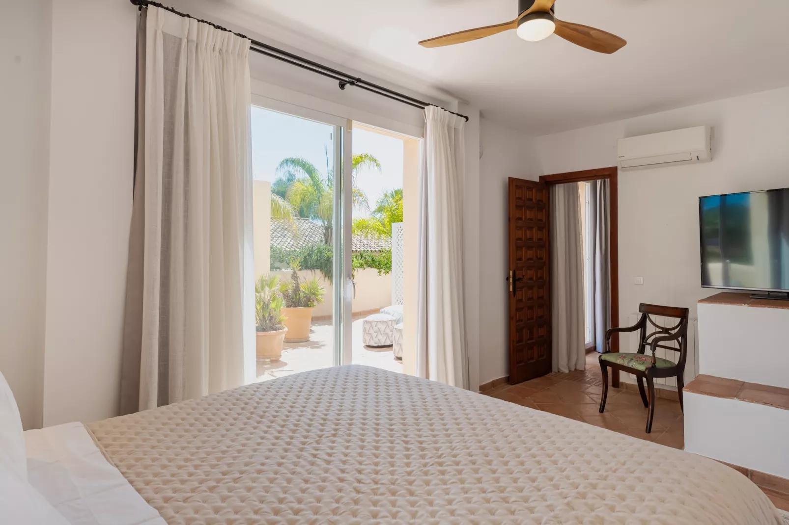 Charming Andalusian-Style Beach Villa - Schlafzimmer