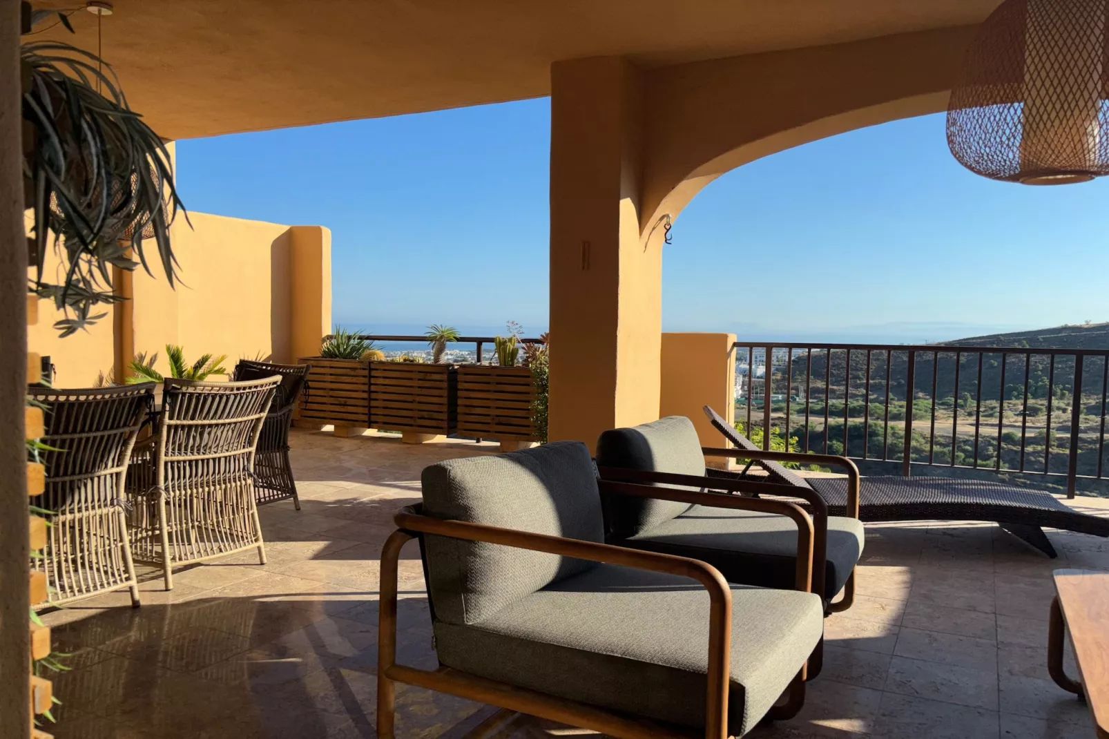 3-Bedroom Apartment with Sea & Mountain Views - Terrasse/Balkon