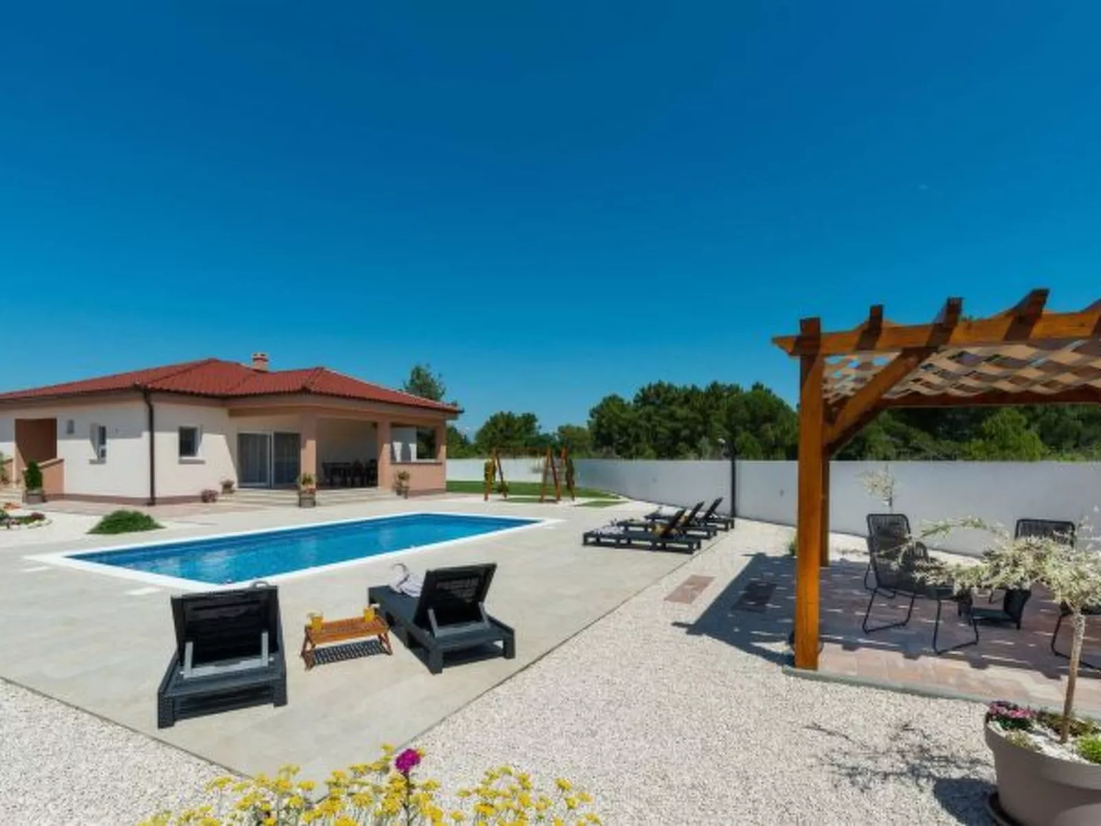 Villa First Hill with heated pool - Image-tags.info