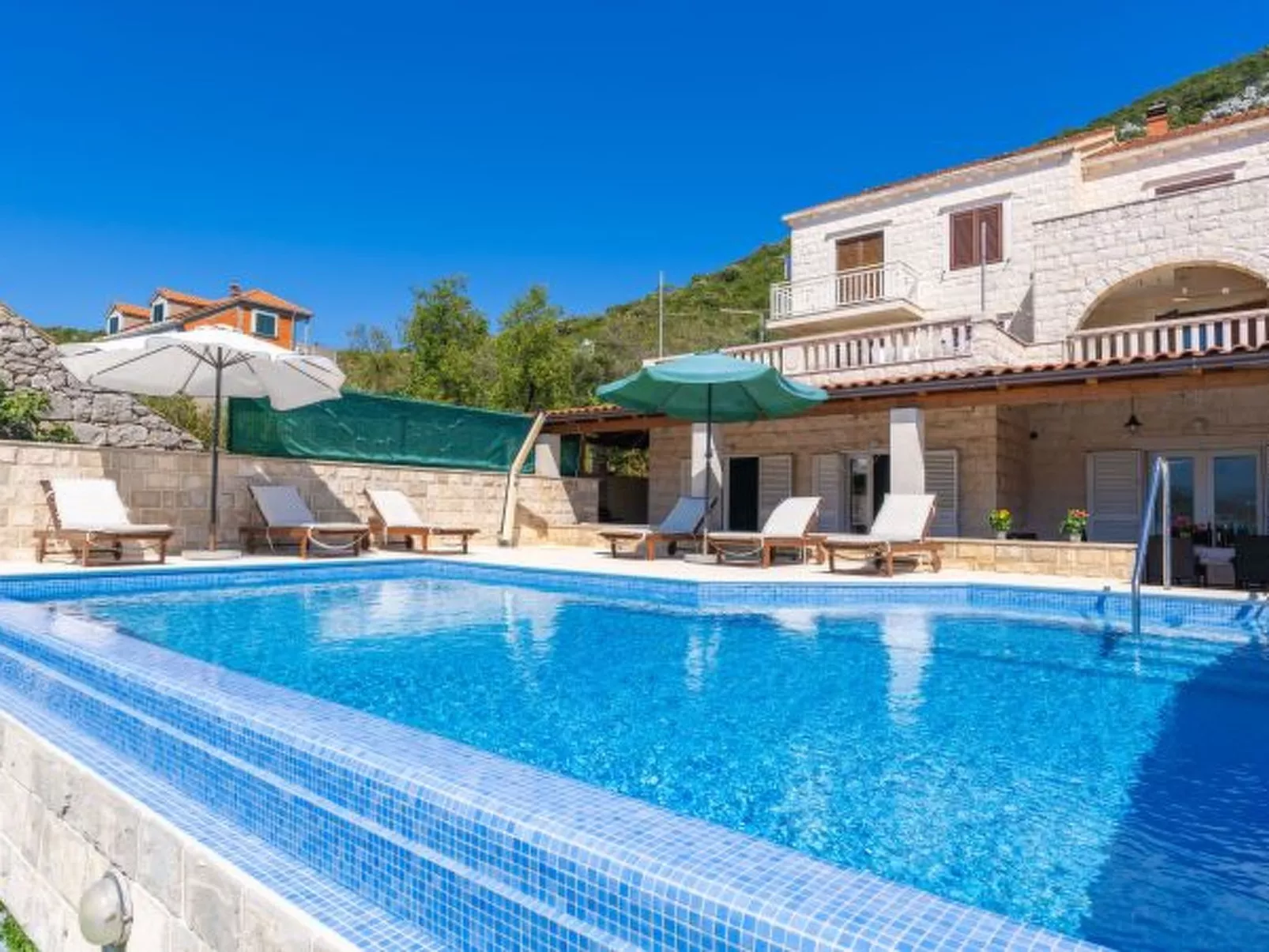 Beachfront Apartment house Hon with pool - Dehors