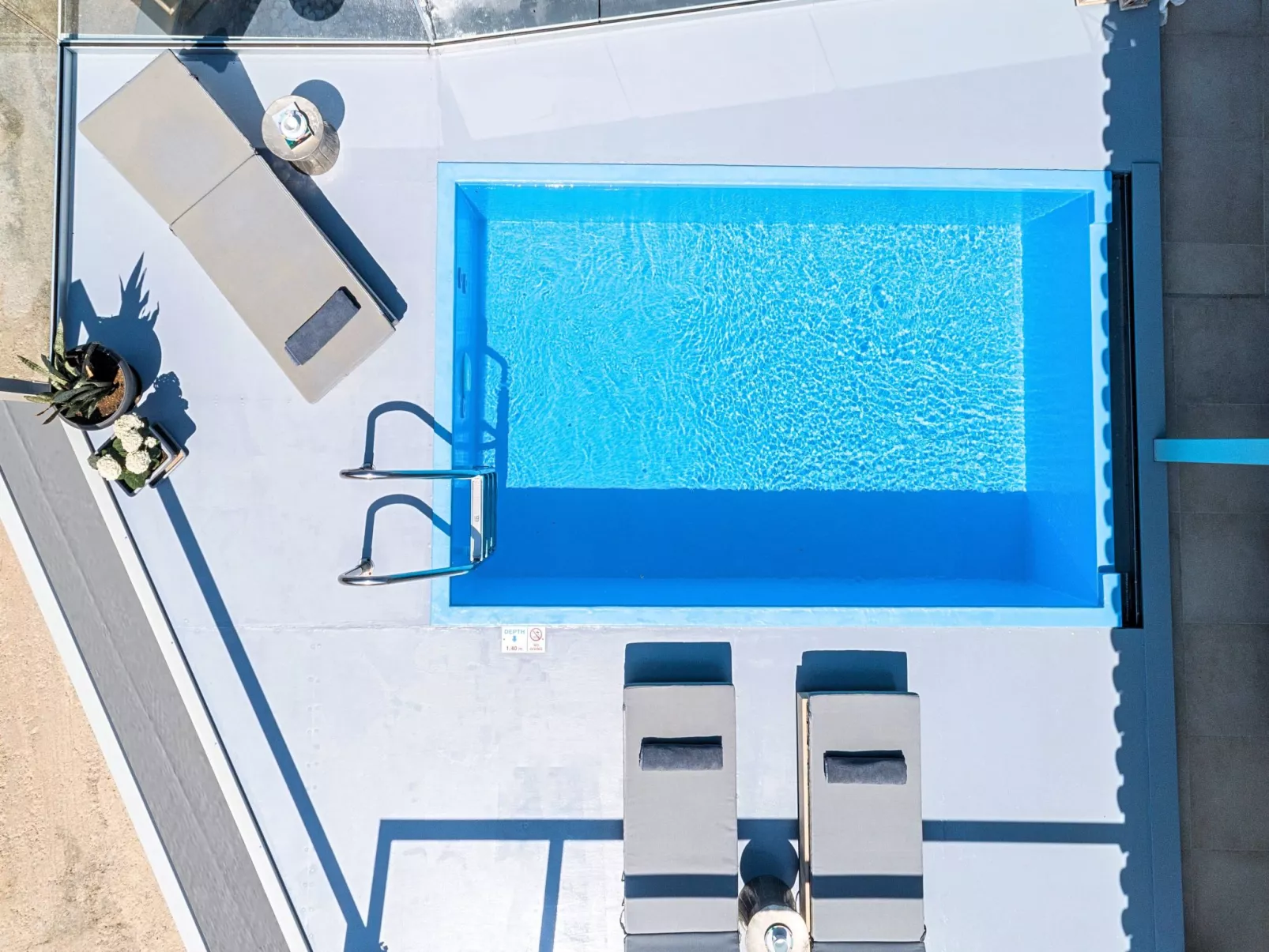 "Olive Green" mit Blick auf das Wasser - Outside