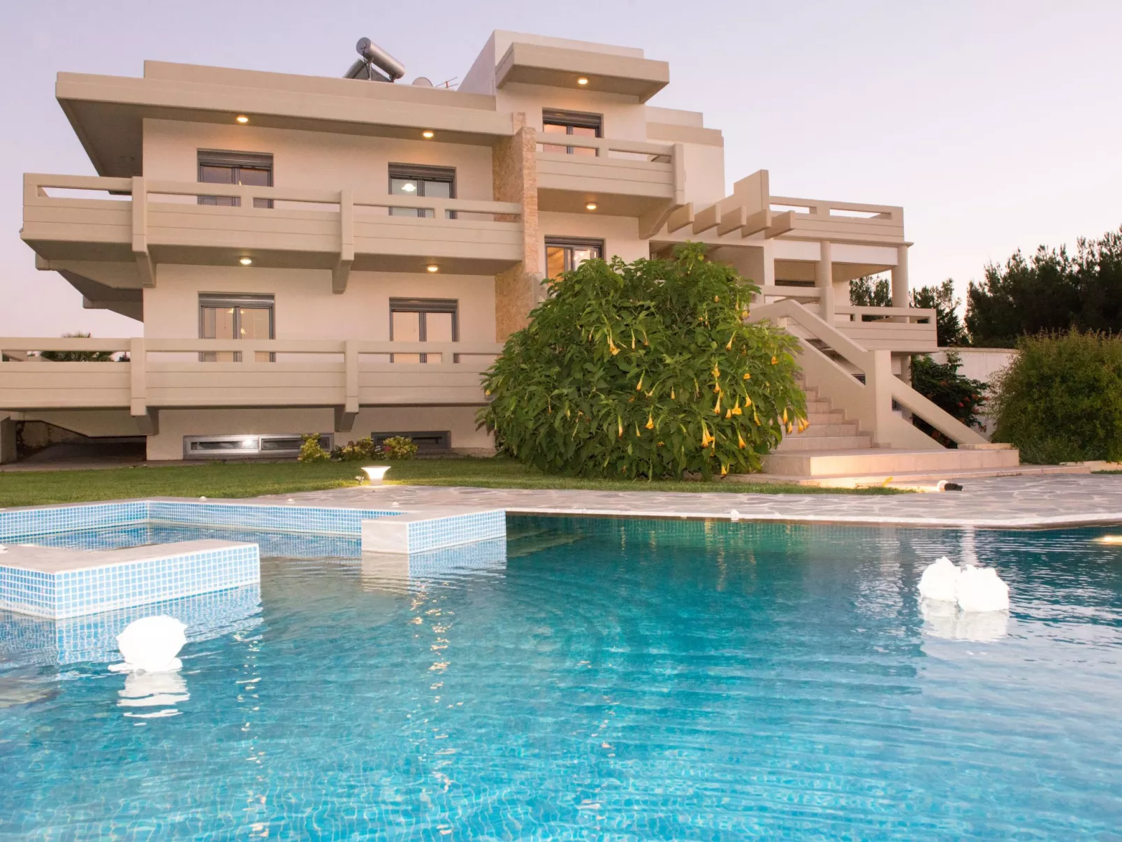 Luxuriöse, geräumige, private Villa mit sechs Schlafzimmern - Outside