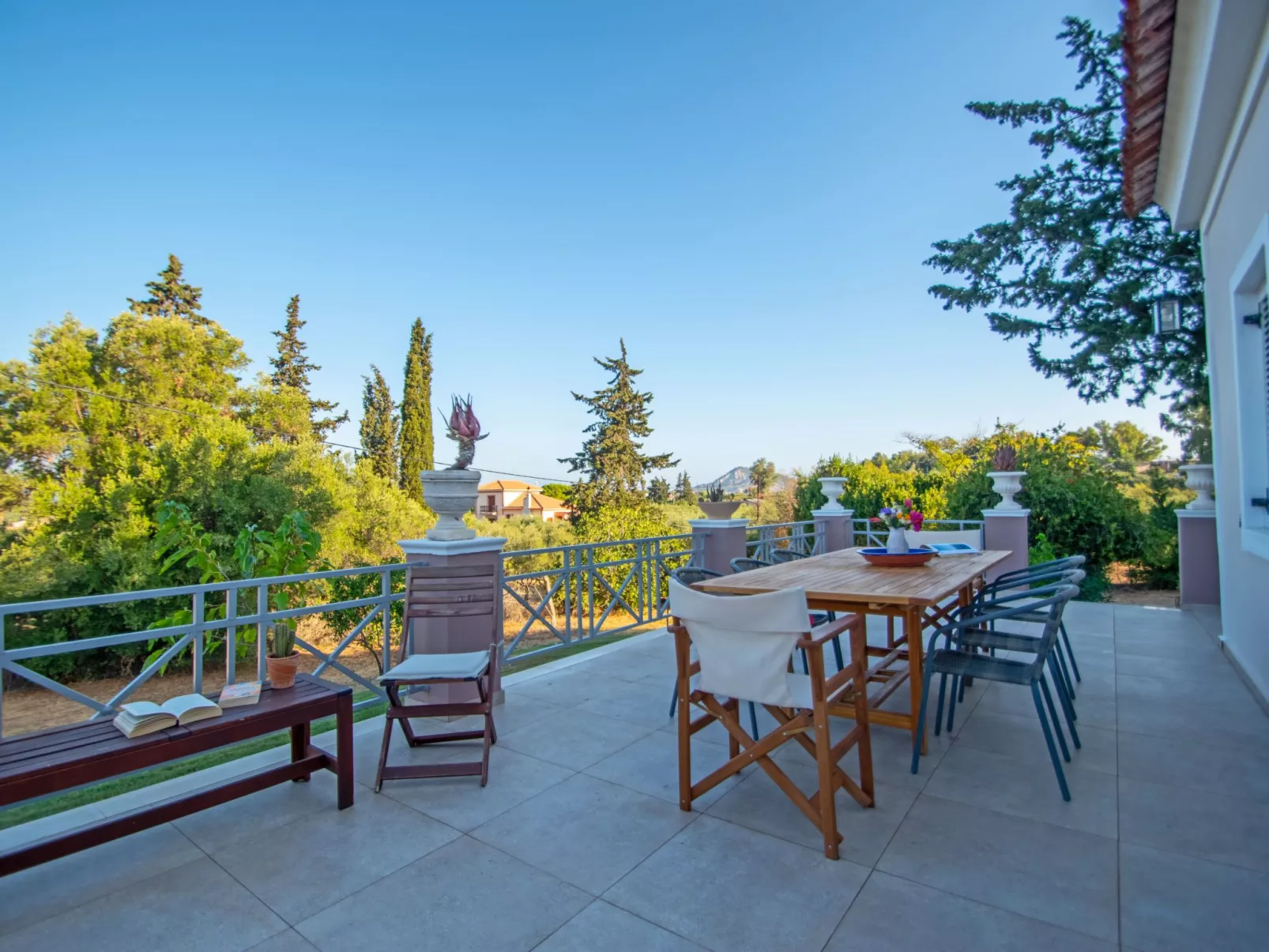 Anwesen mit Garten, Grill und Terrasse - Draußen