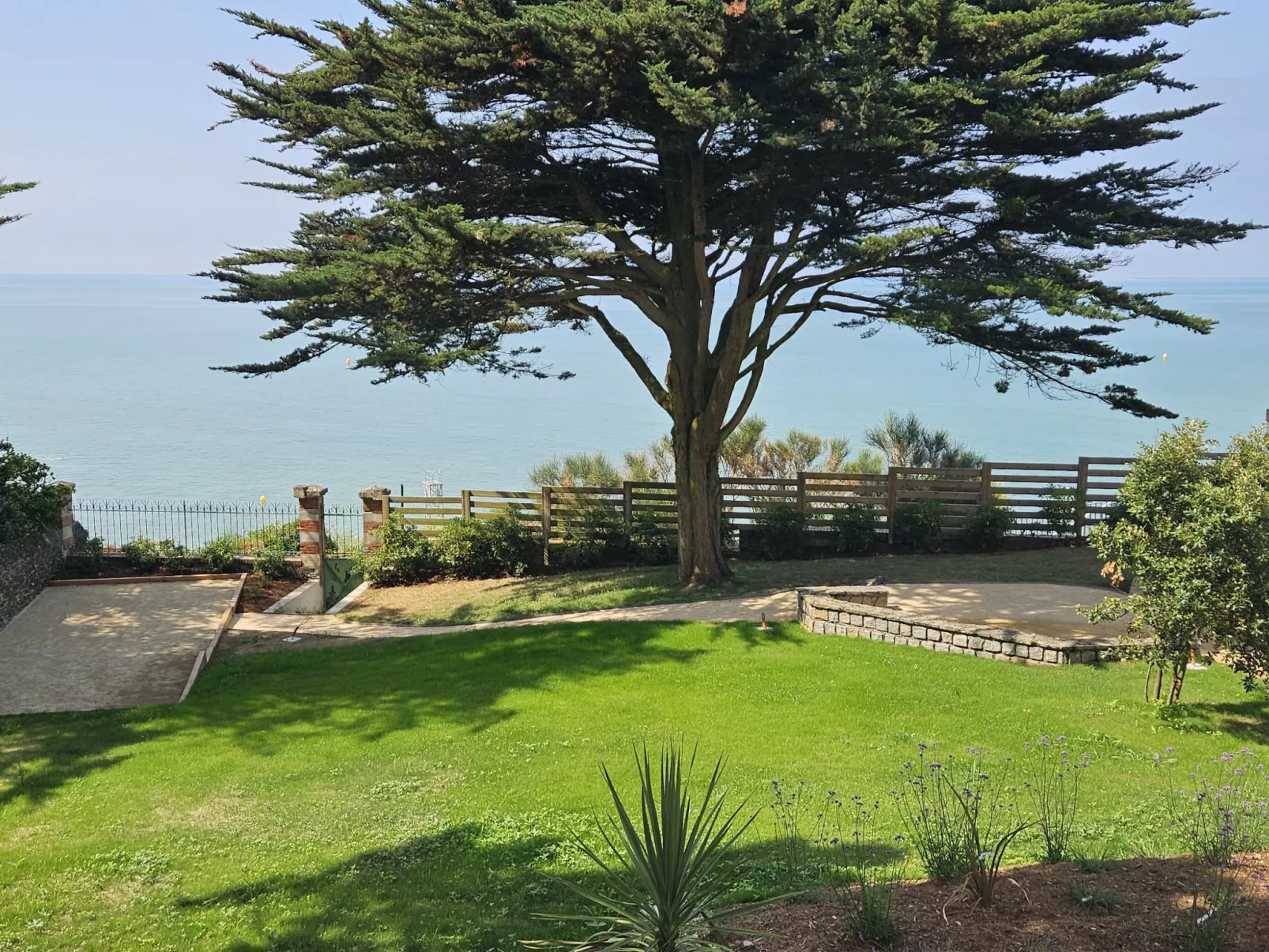 Le Vent d'Avril - Draußen