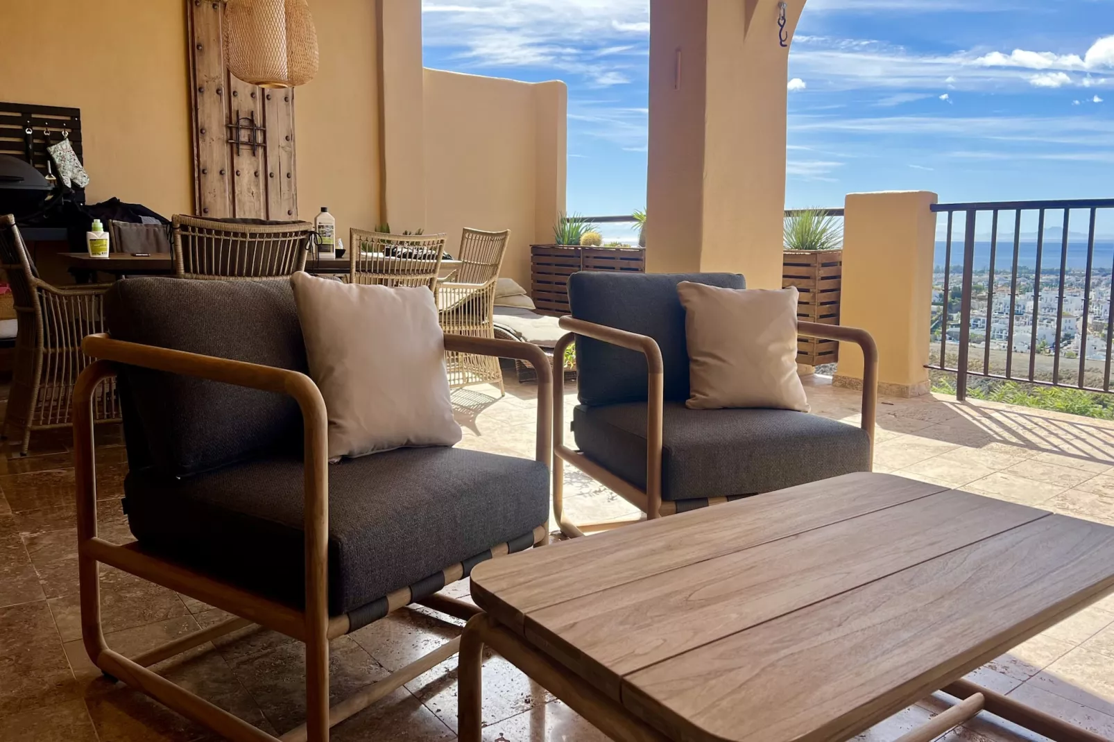 3-Bedroom Apartment with Sea & Mountain Views - Terrasse/Balkon