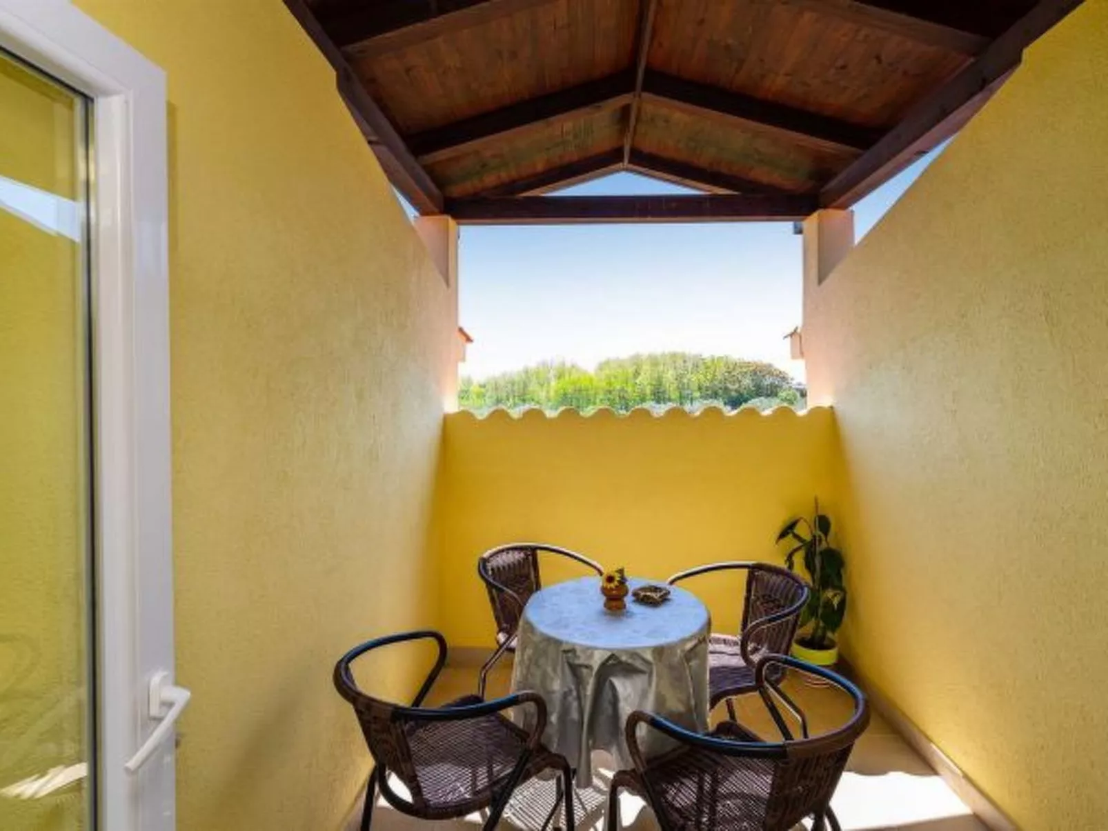 Apartment house Simoni with pool - Image-tags.info