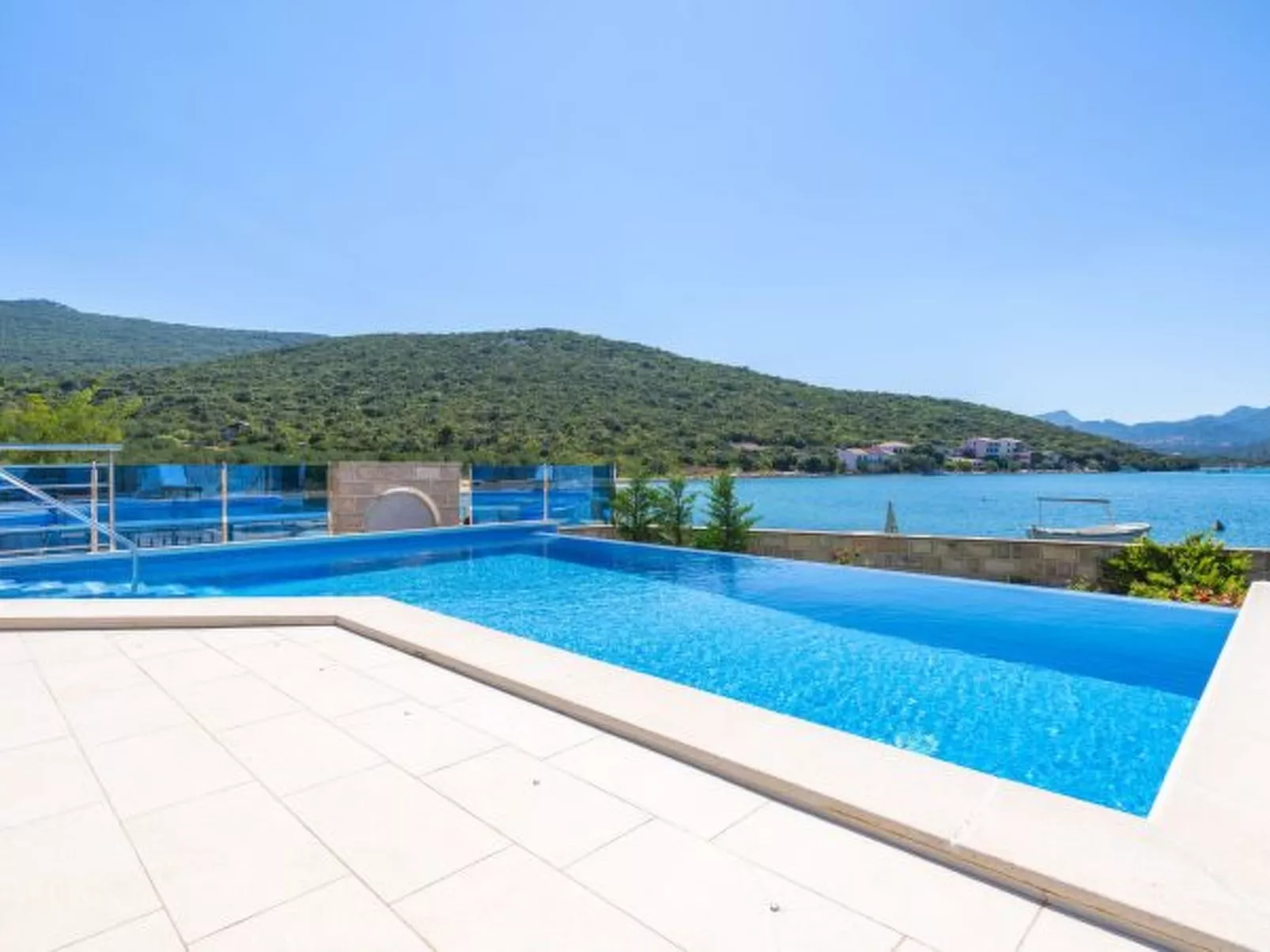 Beachfront Apartment house Hon with pool - Dehors