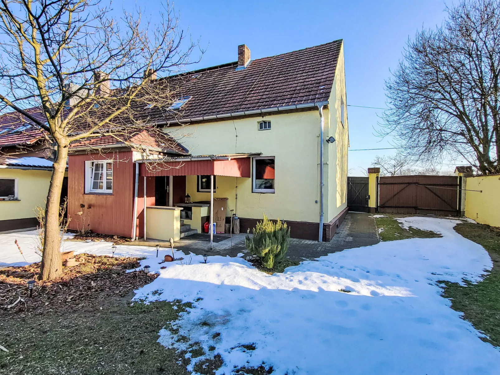 Mit großem eingezäunten Garten - Draußen