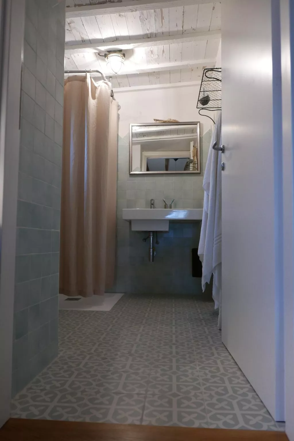 "Cosima" mit Blick auf das Wasser - Inside