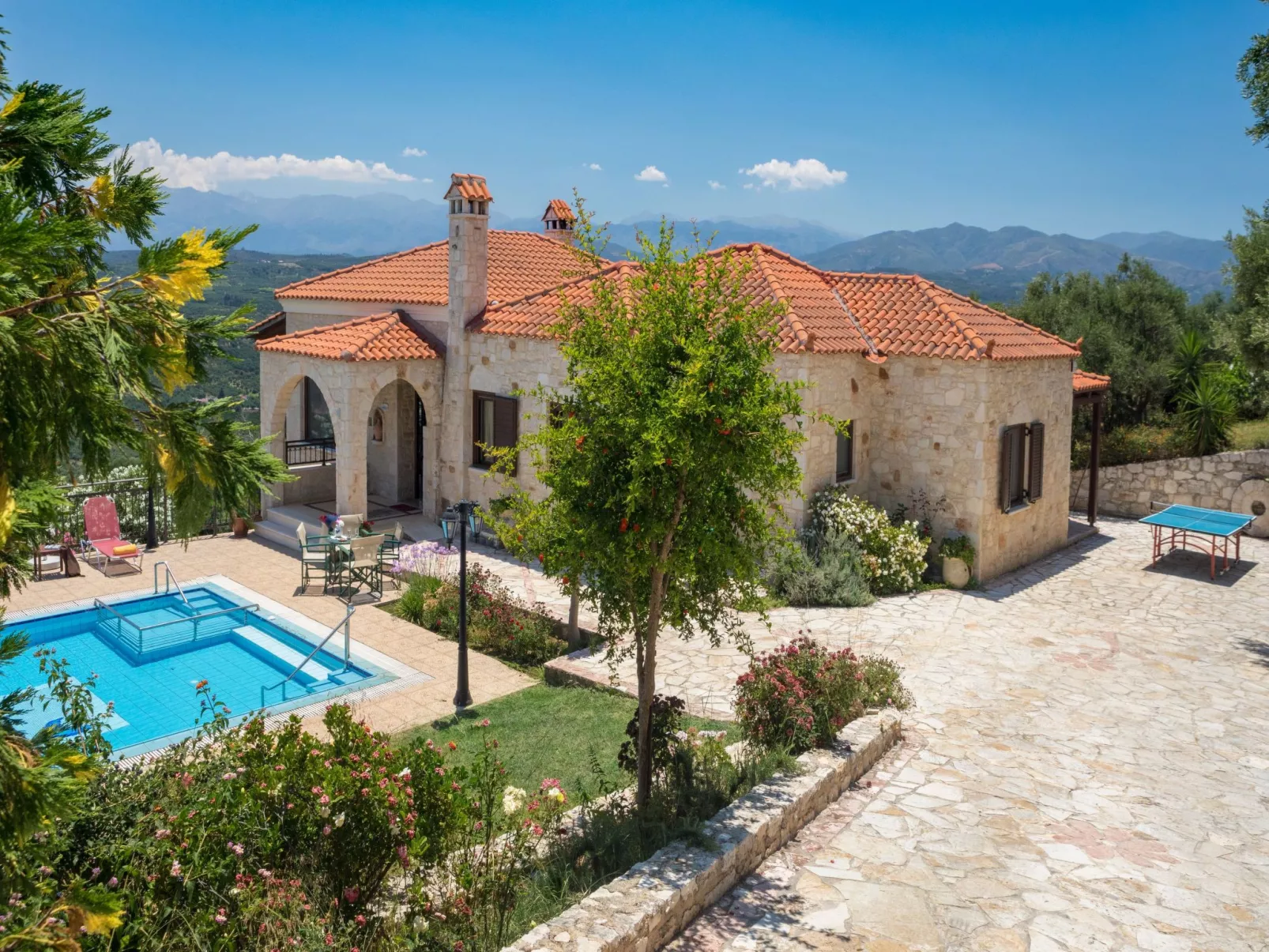 Familienvilla mit privatem Pool und Kinderbereich - Dedans