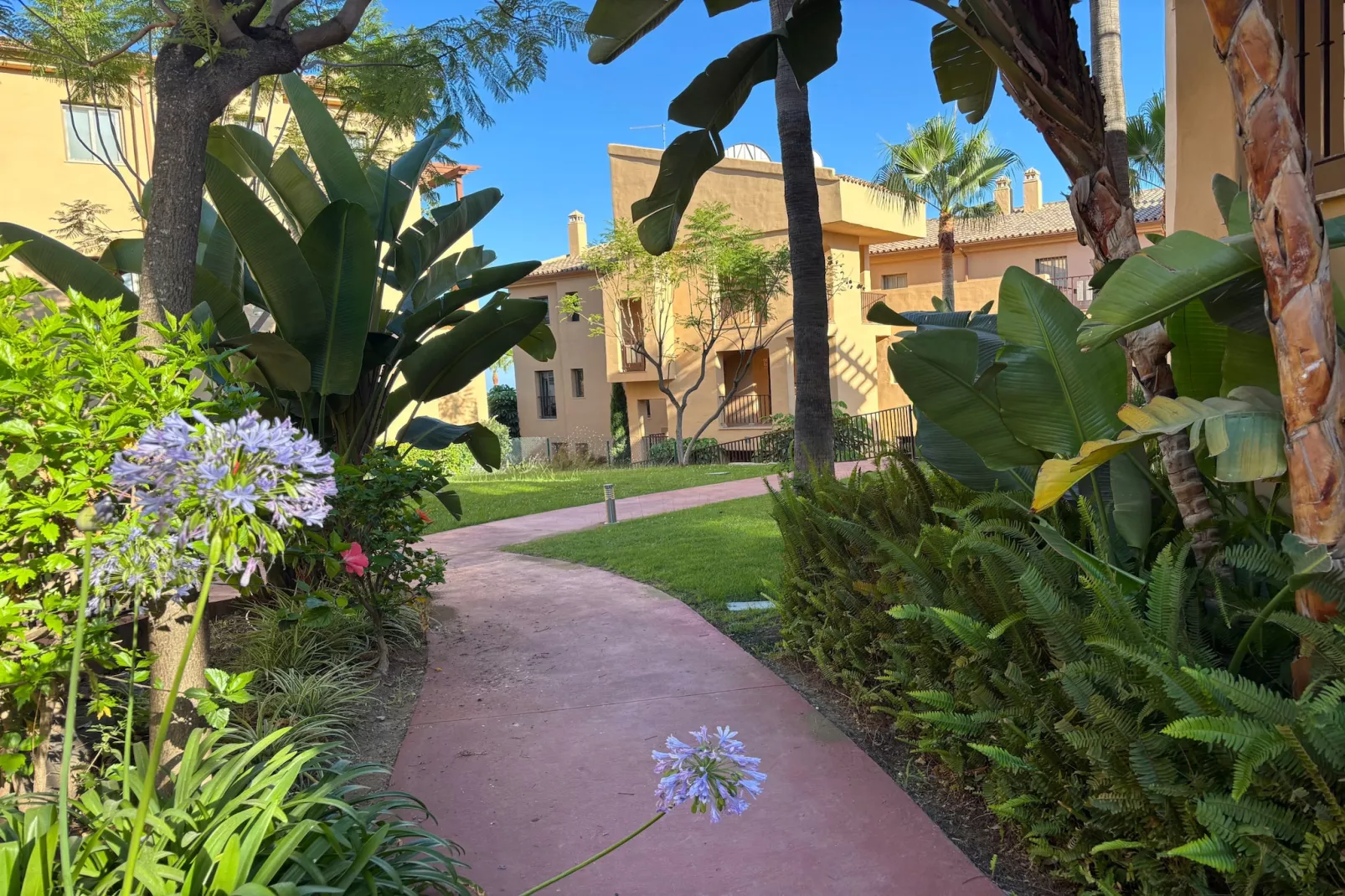 3-Bedroom Apartment with Sea & Mountain Views - Garten Sommer