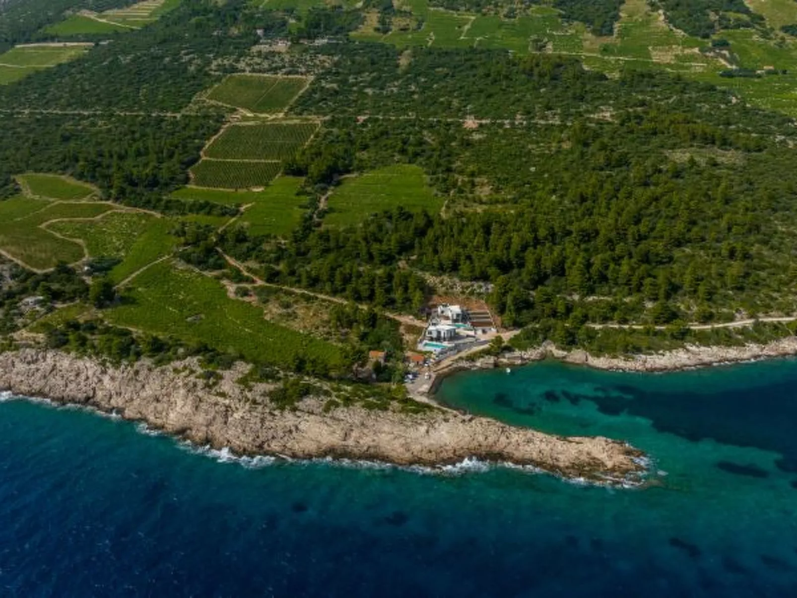 Beachfront villa Luce with seaview and pool - Dehors