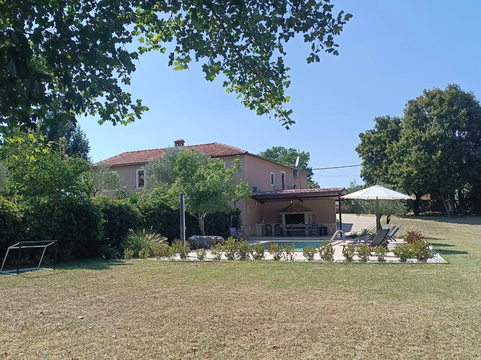 Villa Križanci - Draußen