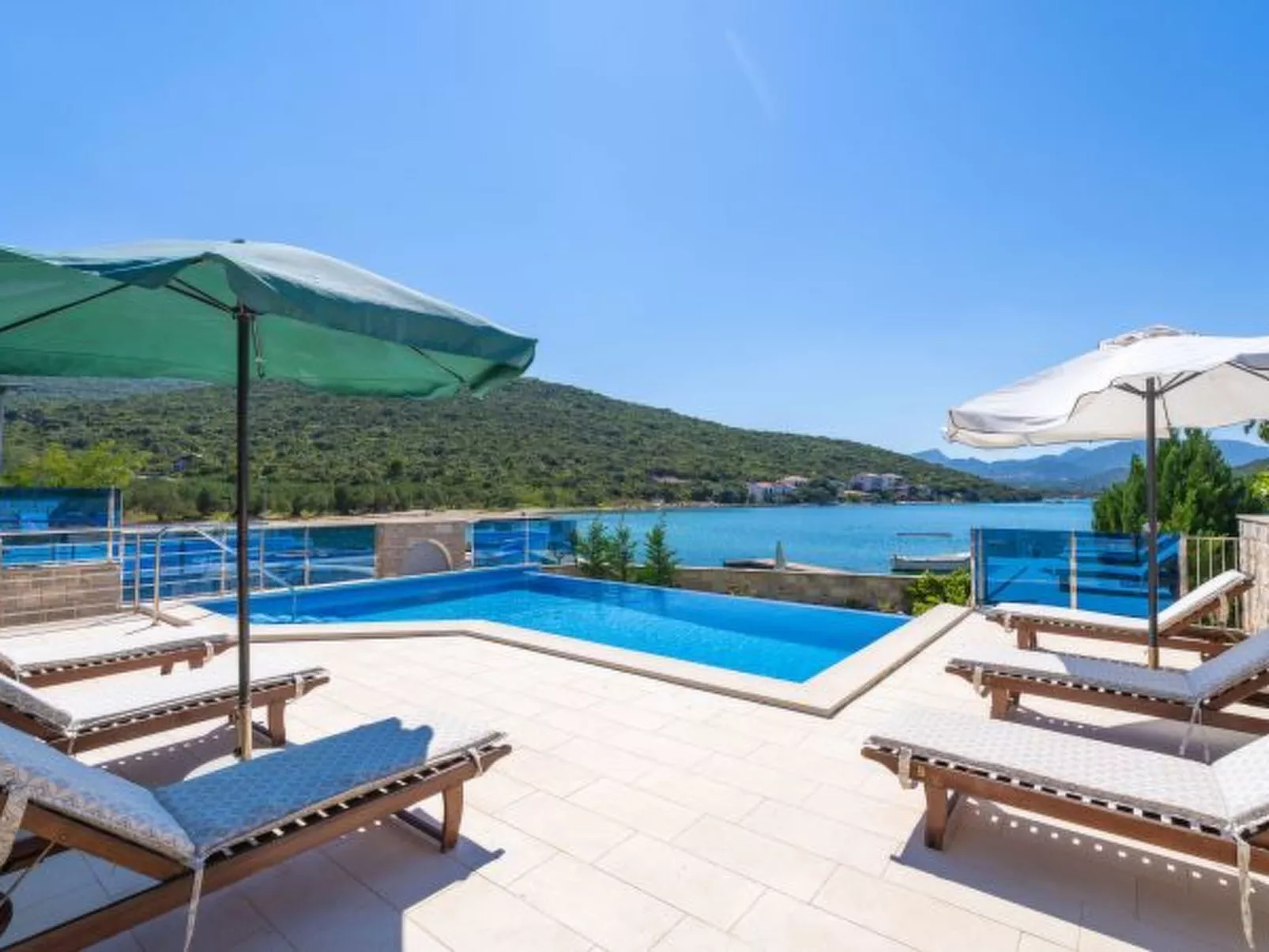 Beachfront Apartment house Hon with pool - Dehors