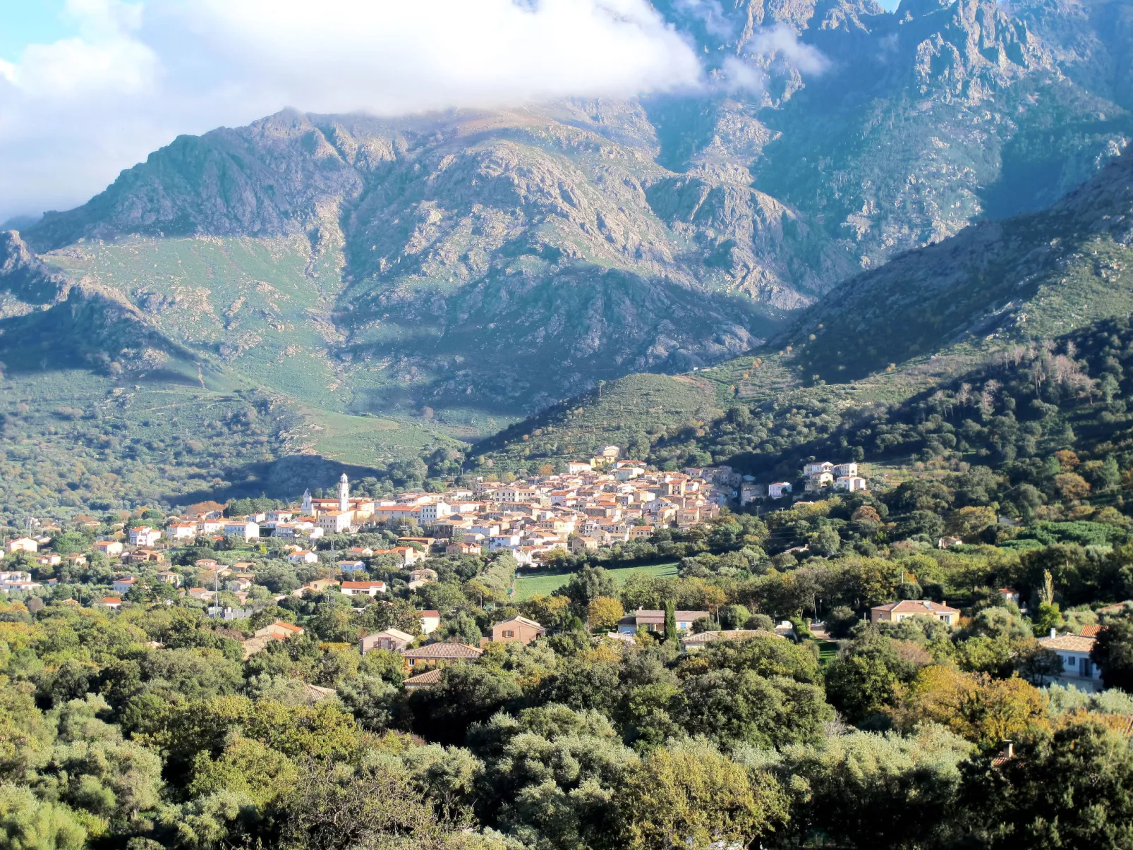 Ruhige Wohnung Panoramablick auf Meer und Berge - Umgebung