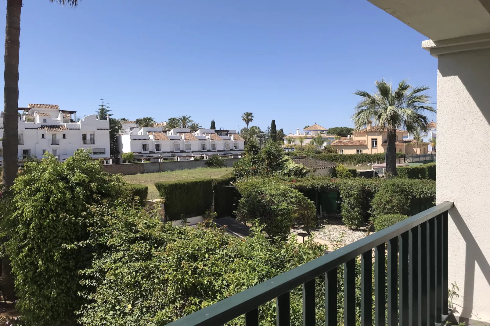 Modern Gated Apartment near Beach & Puerto Banus - Im Freien