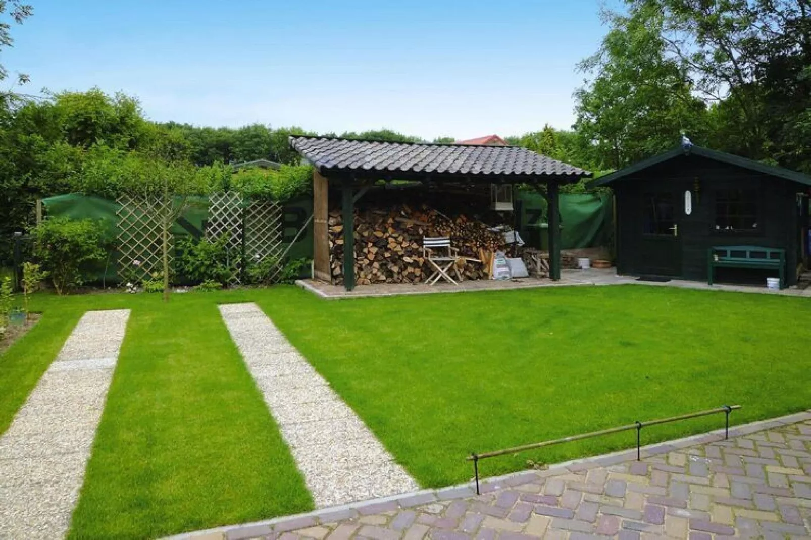 Strandwoning Baarland in Zeeland-Gardens summer