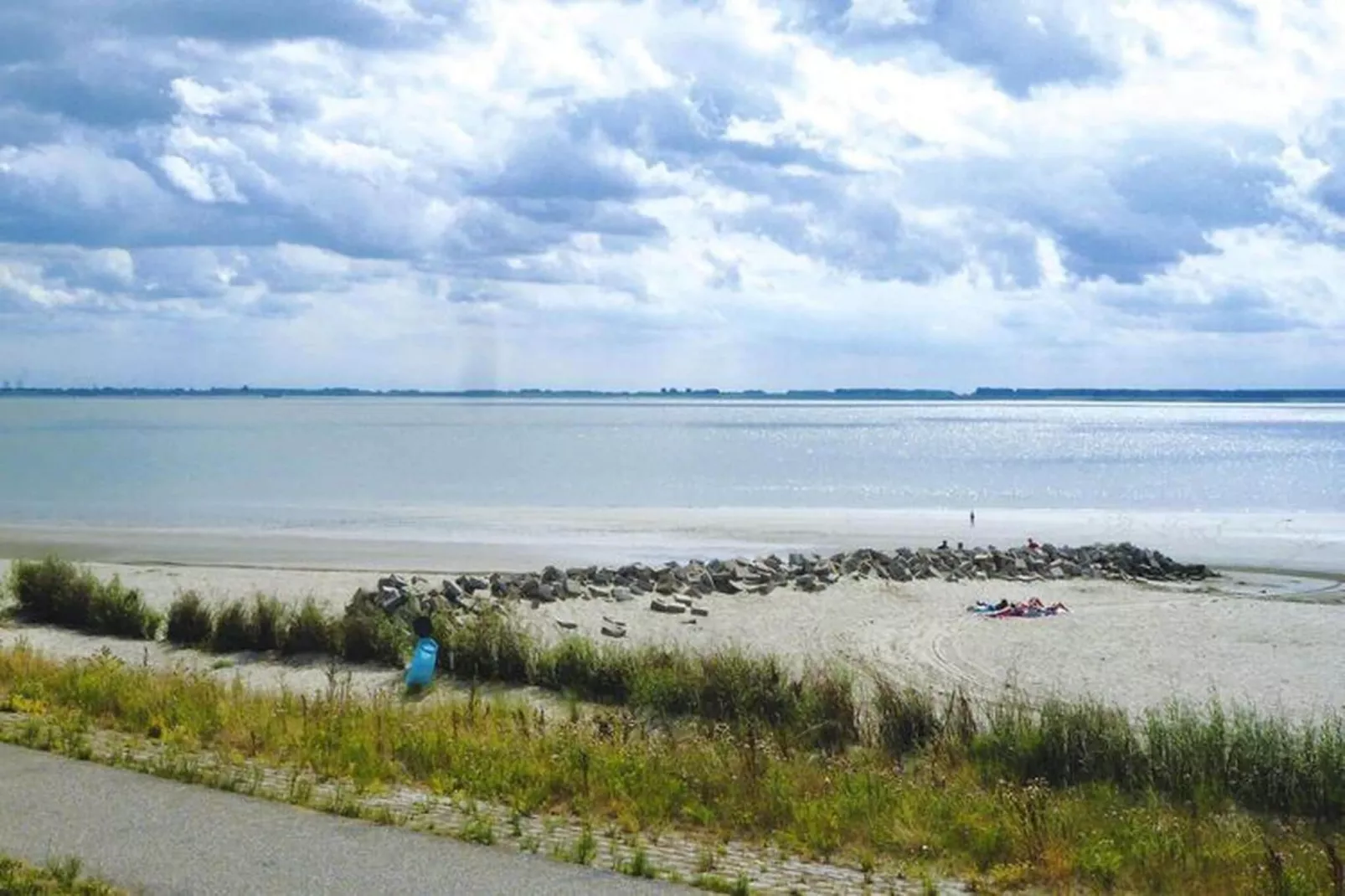 Strandwoning Baarland in Zeeland-Areas summer 1km