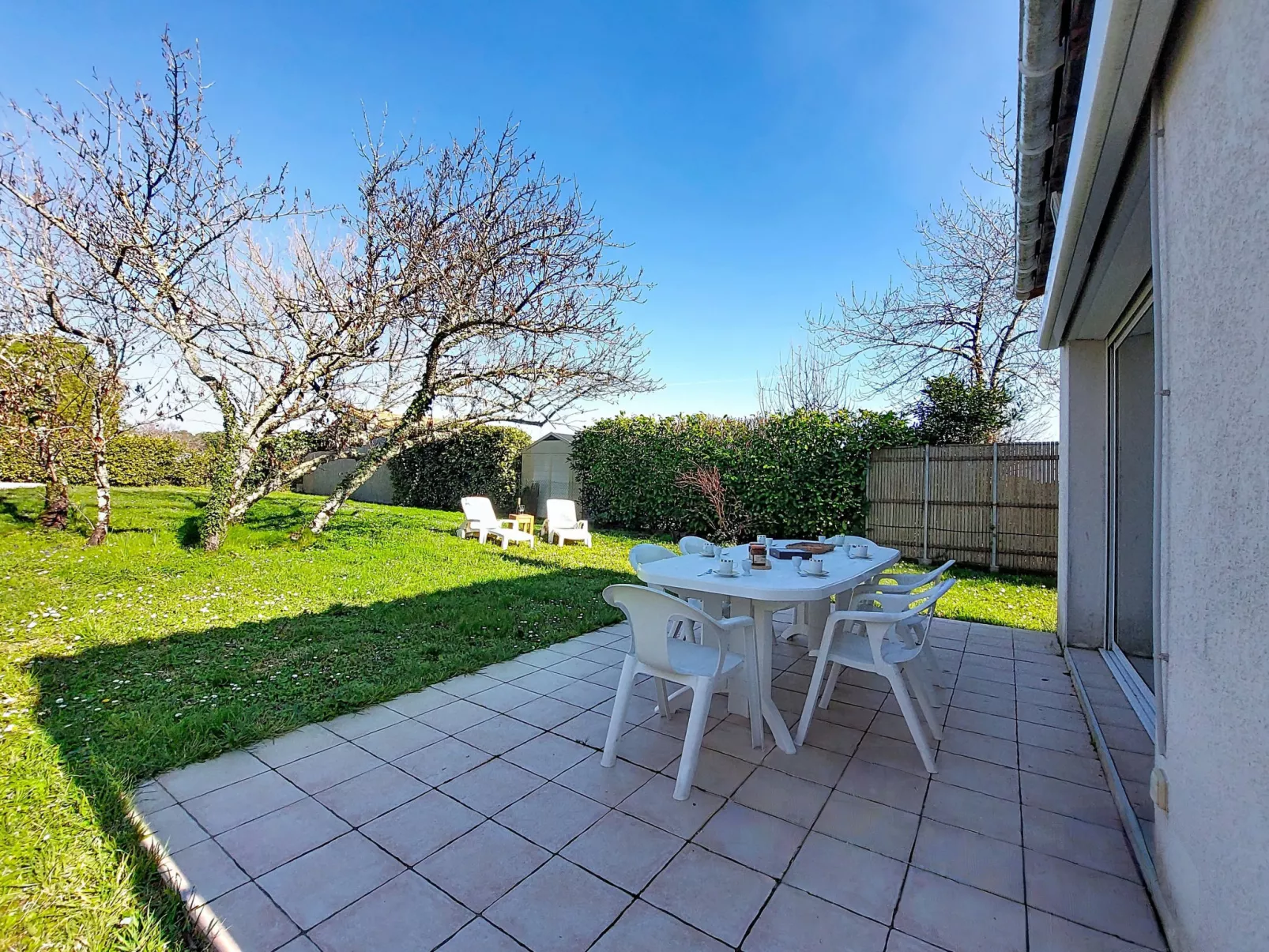 Les Hêtres - Draußen