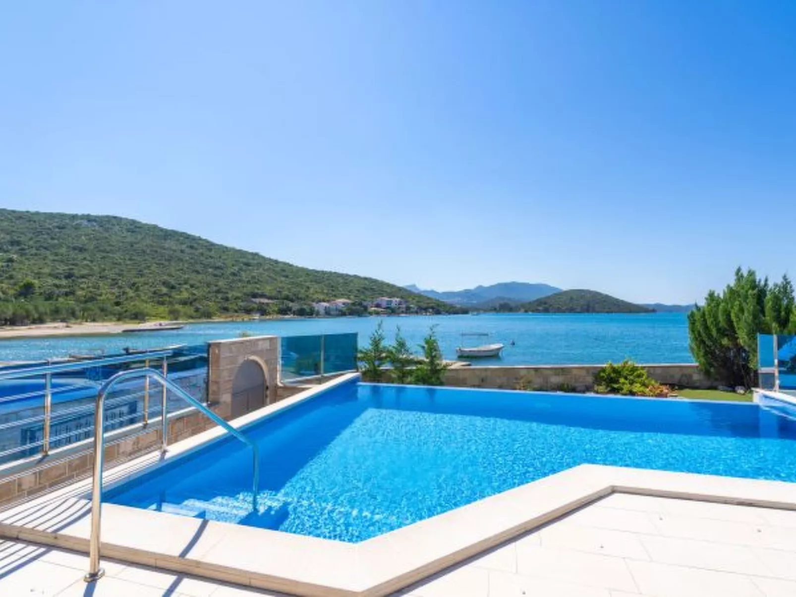 Beachfront Apartment house Hon with pool - Dehors