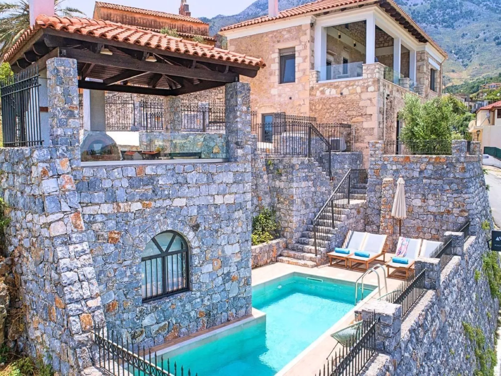 "Acrothea Villa Beheizter Pool" - Draußen