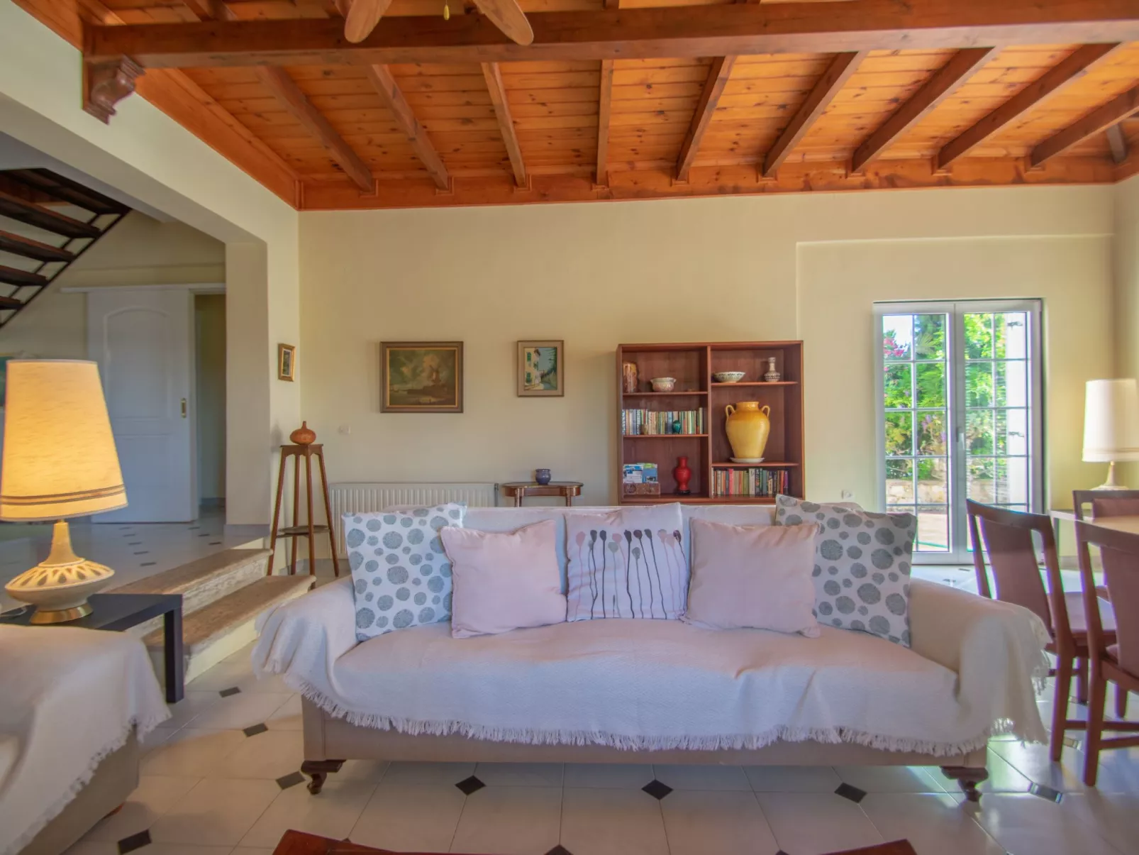 Anwesen mit Garten, Grill und Terrasse - Drinnen