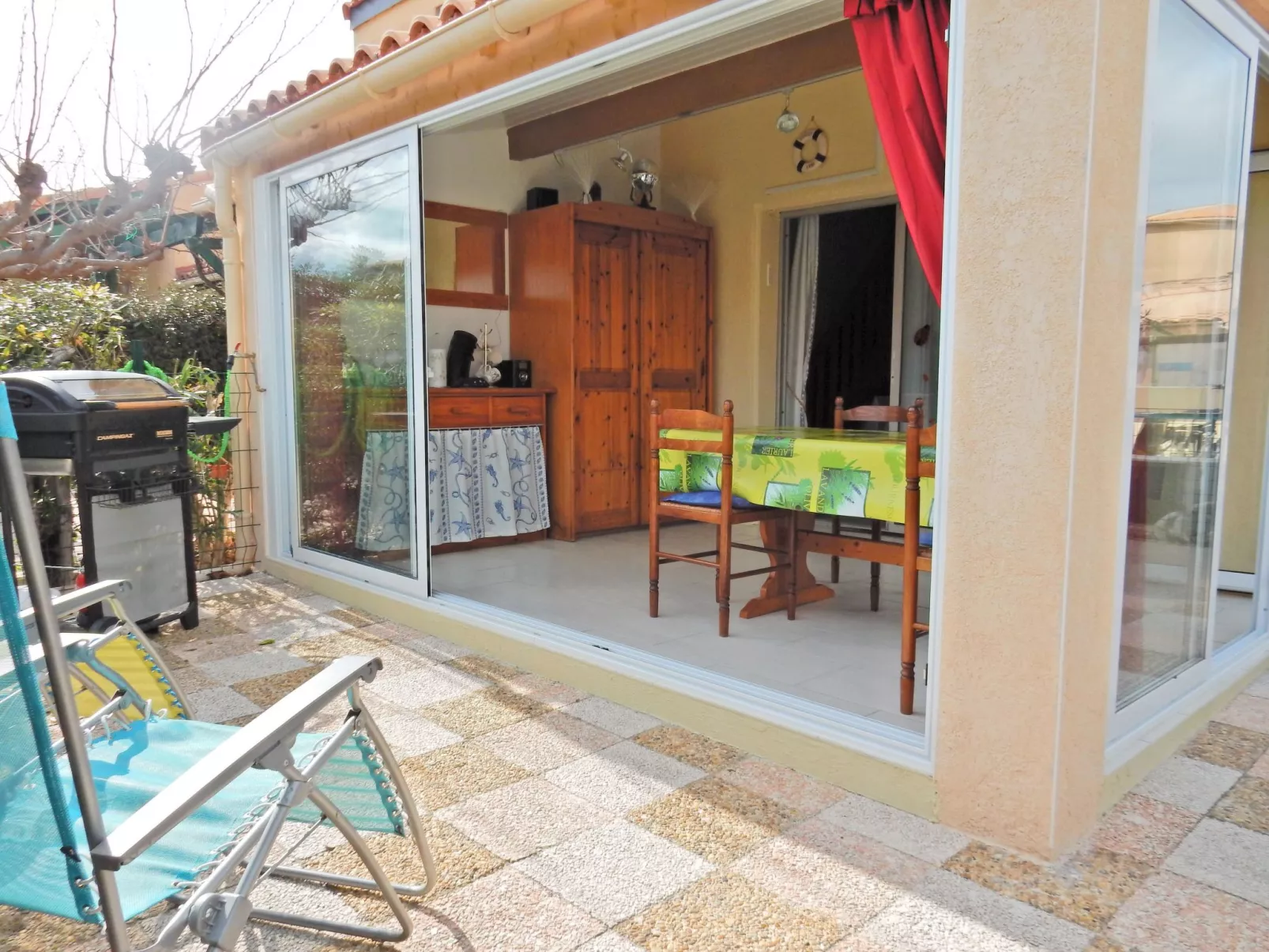 Maison Bleu - Outside