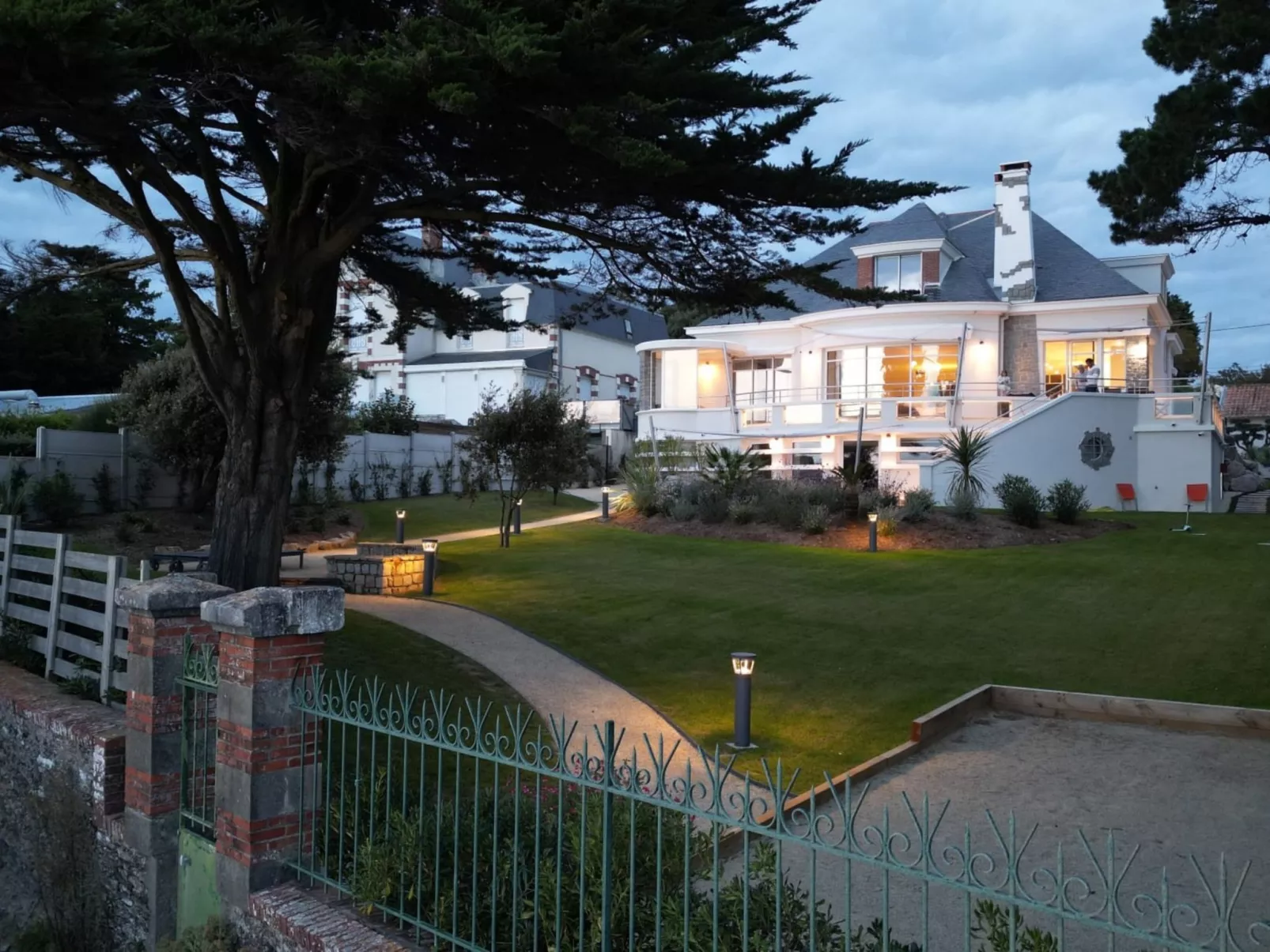 Le Vent d'Avril - Draußen