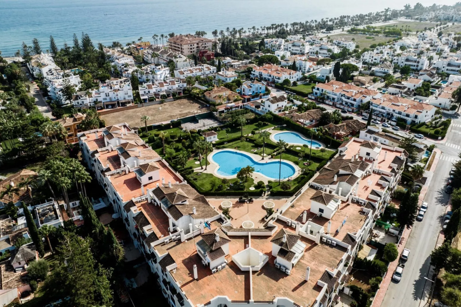 Modern Gated Apartment near Beach & Puerto Banus - Im Freien