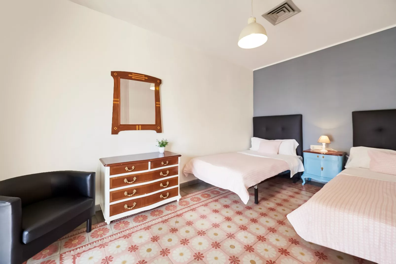 Rambla Paris Apartment - Bedroom