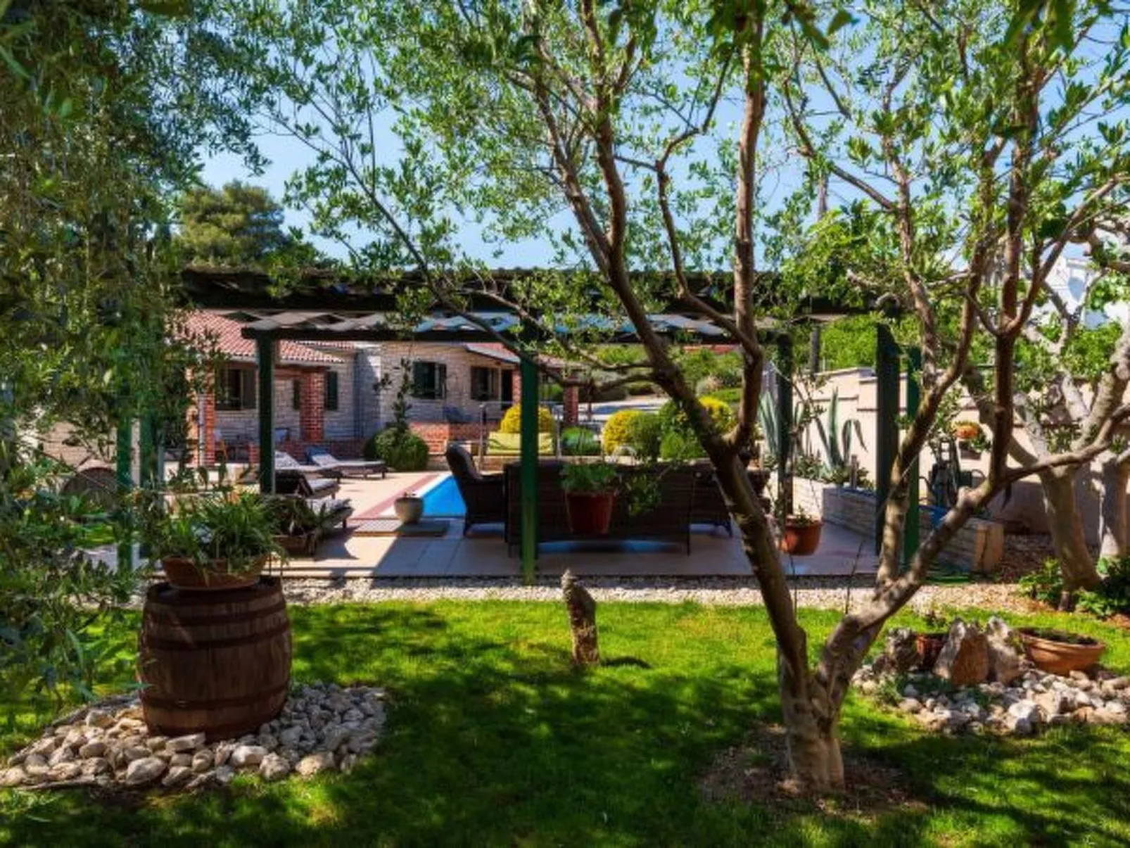 Stone villa Tea with pool - Image-tags.info