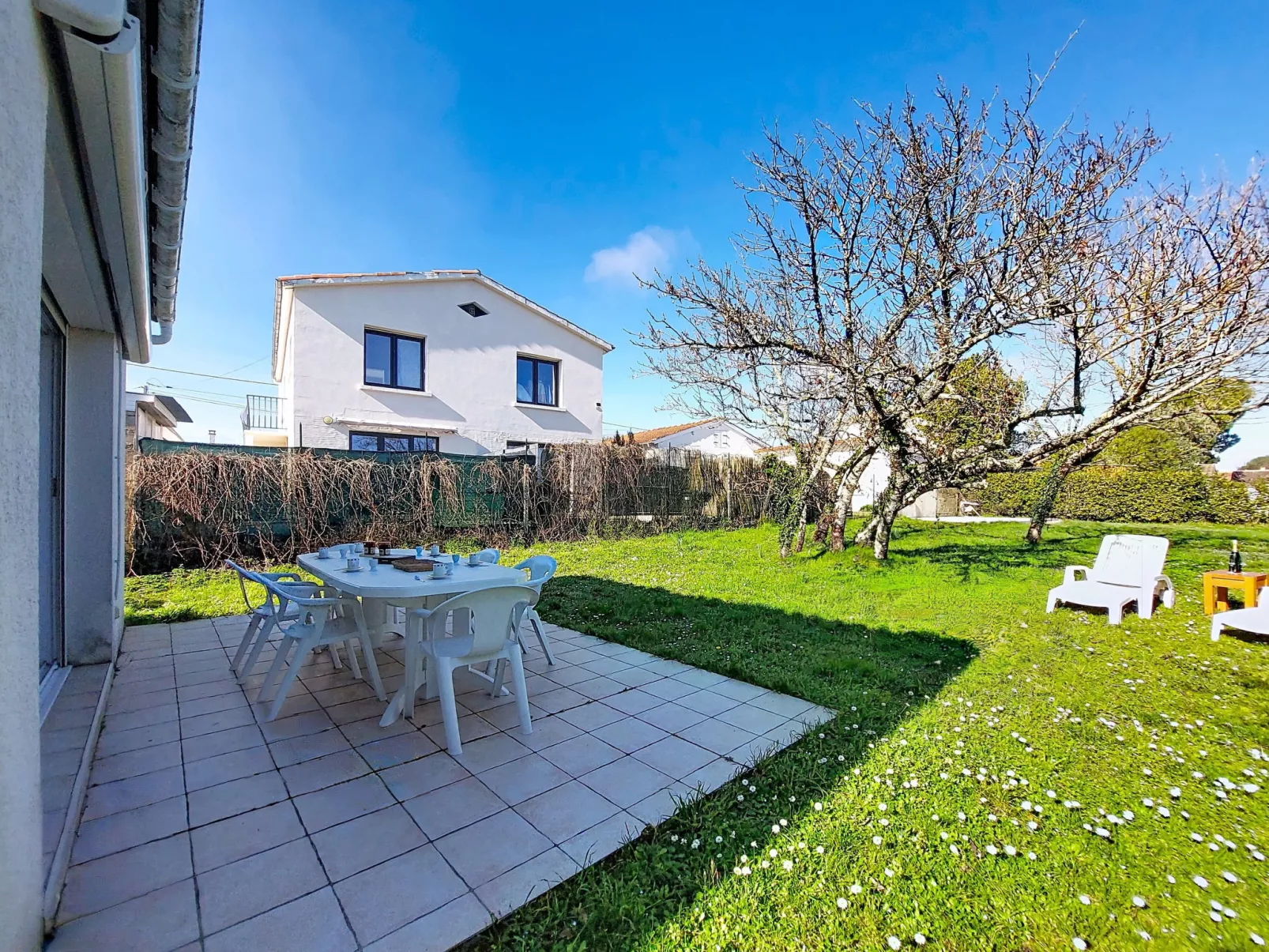 Les Hêtres - Draußen