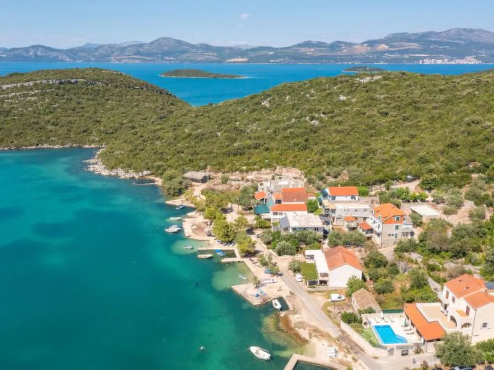 Beachfront Apartment house Hon with pool - Dehors