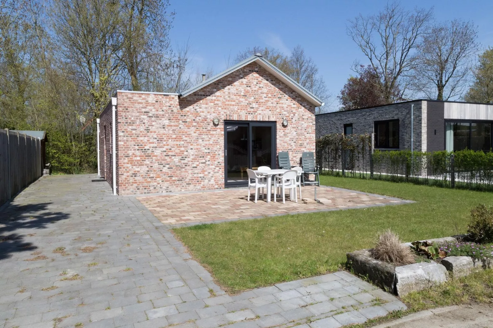 Kustwoning Baarland in Zeeland-Gardens summer