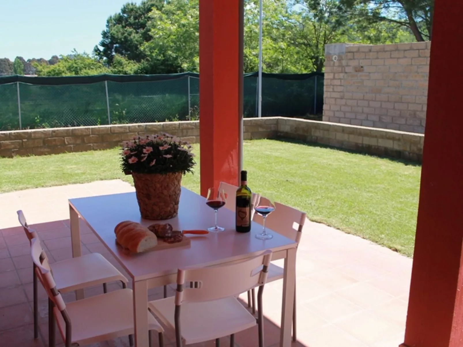 Unterkunft im Erdgeschoss, überdachte Terrasse, Schwimmbad - Outside