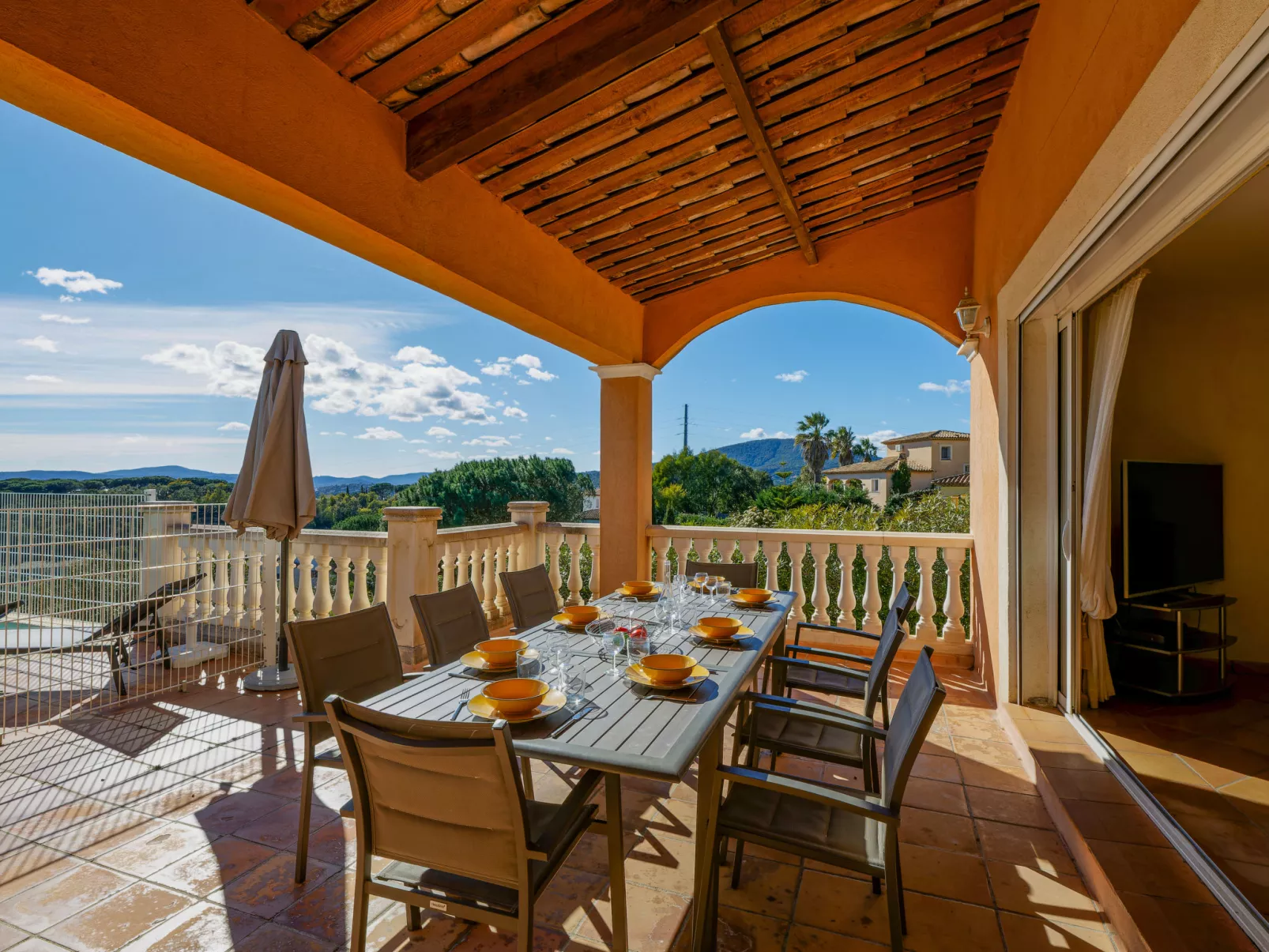 La Figuière - Outside