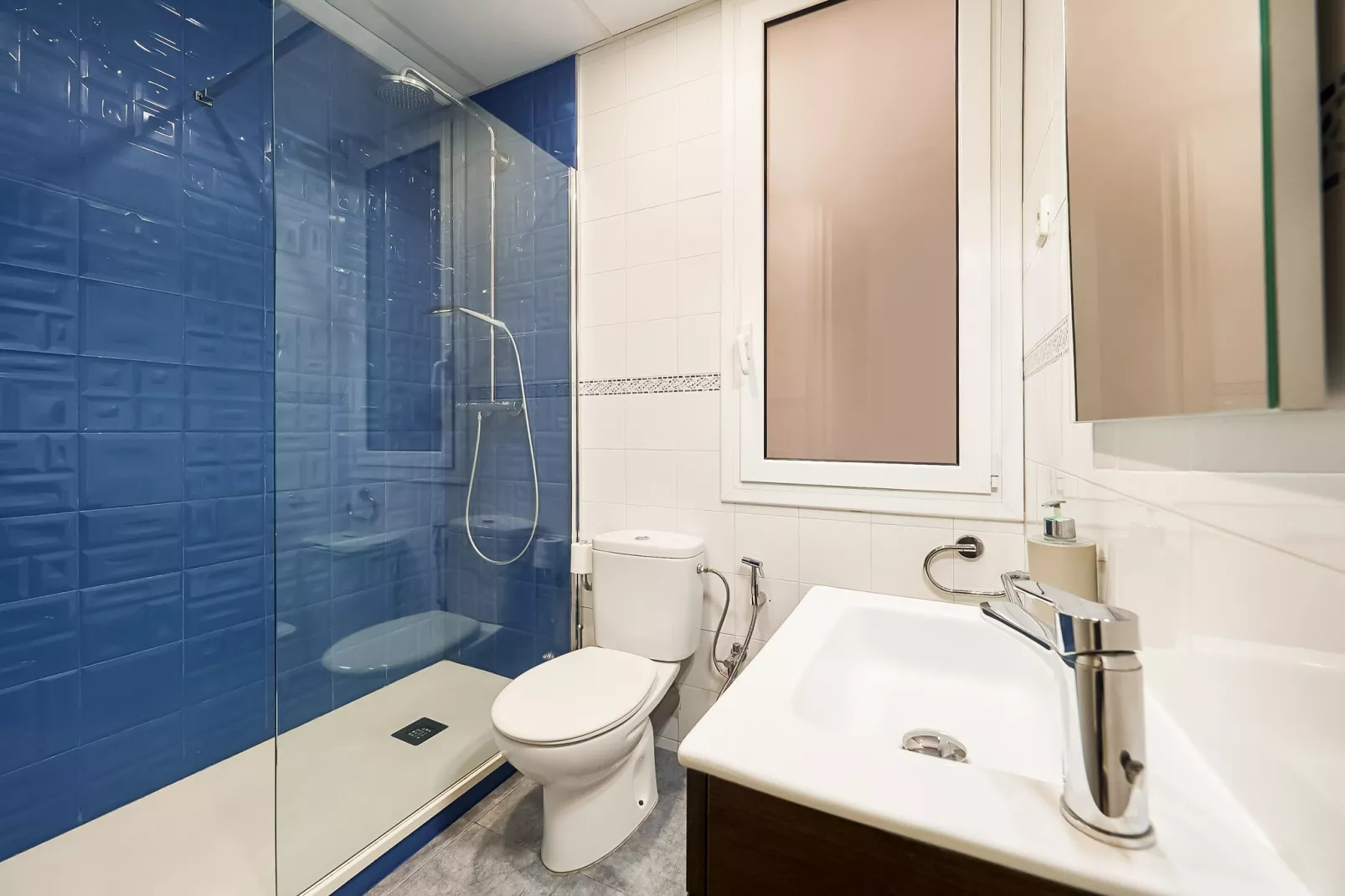 Rambla Paris Apartment - Bathroom