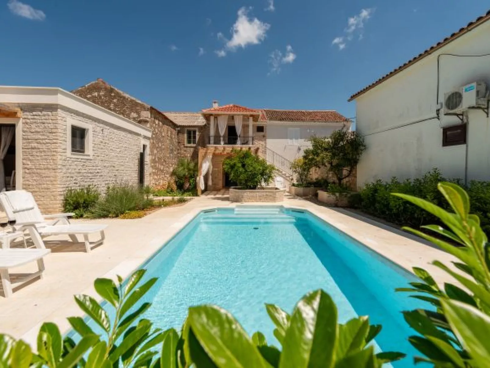 Studio Apartment Varos with shared pool - Image-tags.info