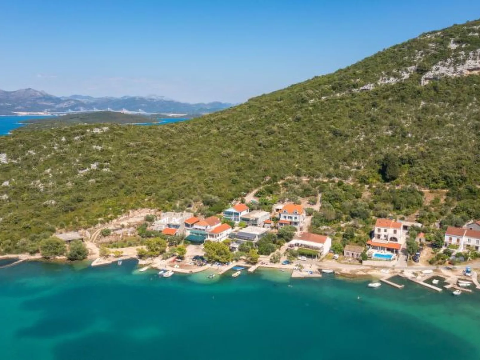 Beachfront Apartment house Hon with pool - Dehors