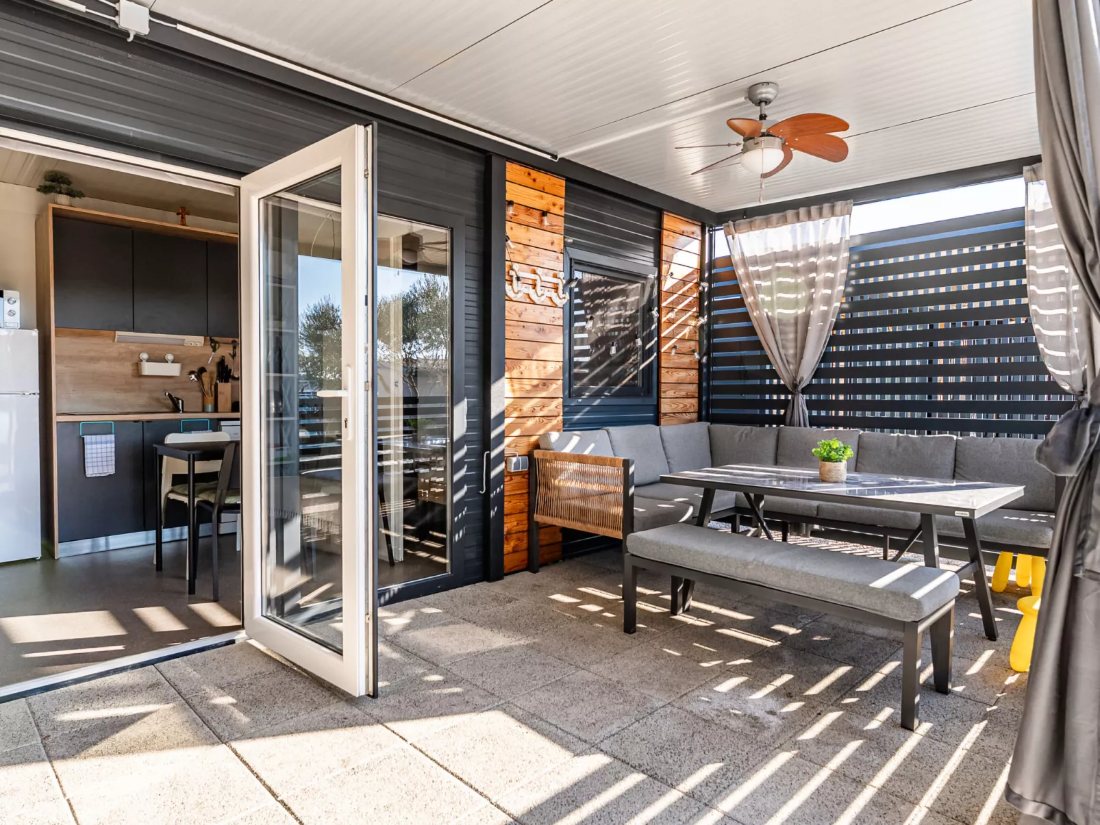 Maslina Delux - Drinnen