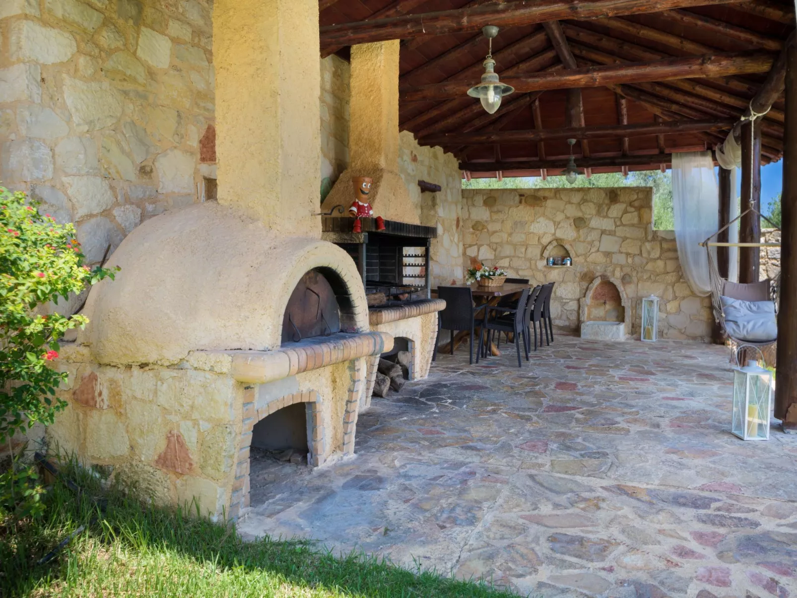 Familienvilla mit Pool, Billard und Grillplatz - Draußen